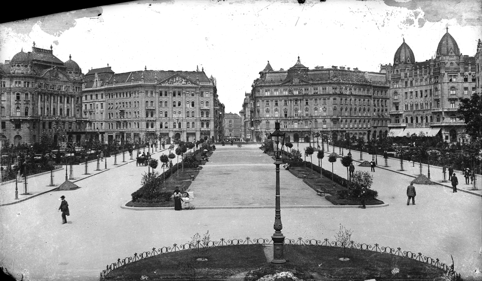 Magyarország, Budapest V., Szabadság tér, szemben a háttérben a Vécsey utca - Honvéd utca és a Honvéd utca - Aulich utca közötti háztömb látható., 1905, Deutsche Fotothek / Brück und Sohn, babakocsi, épületdísz, park, facsemete, Budapest, Fortepan #277742