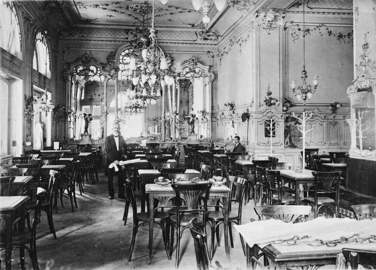 Hungary, Budapest XIII., Szent István (Lipót) körút 16., Club Kávéház., 1905, Deutsche Fotothek / Brück und Sohn, hat, waiter, coffee house, interior, mirror, coat-stand, ceiling lamp, Budapest, Fortepan #277747