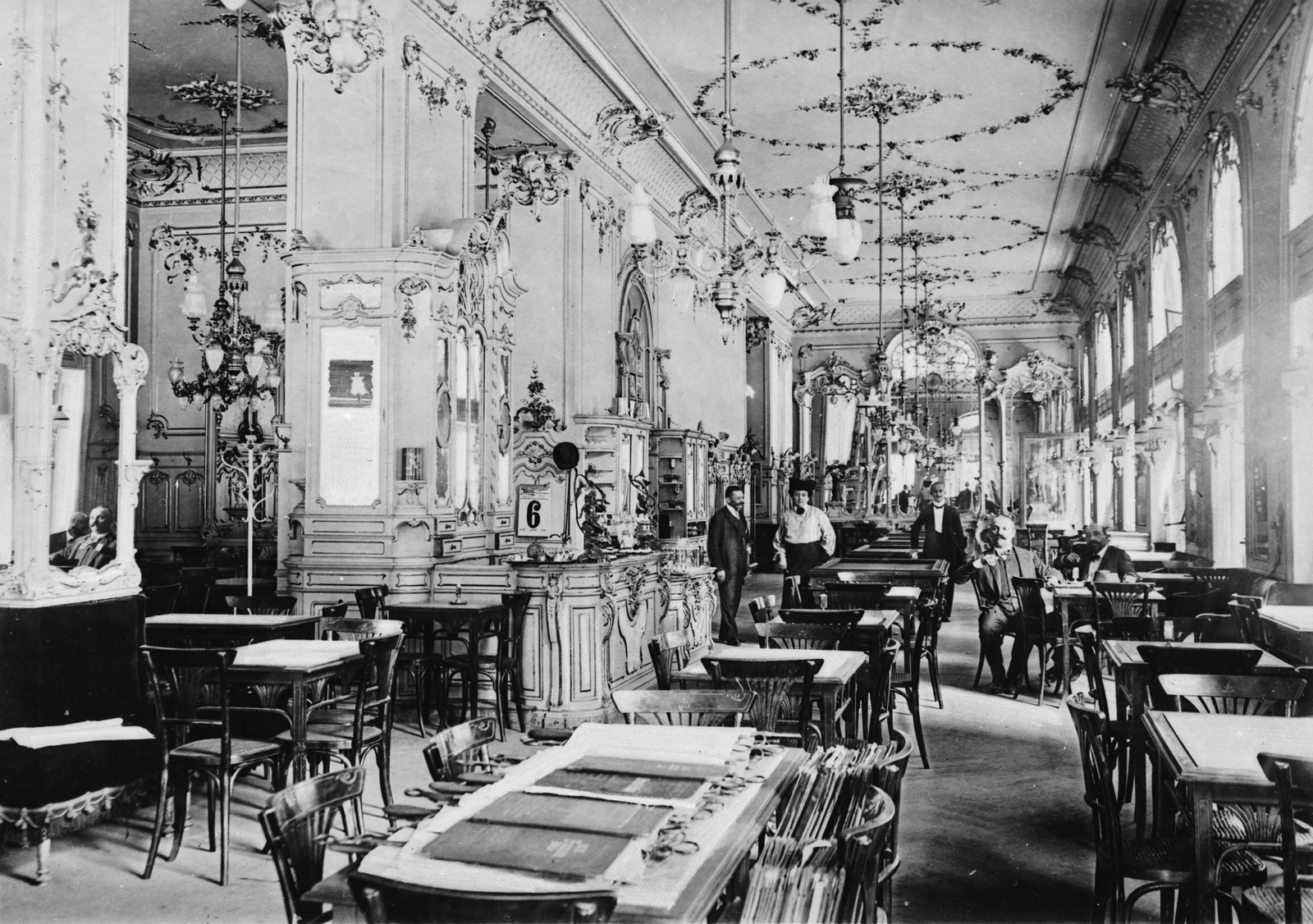 Hungary, Budapest XIII., Szent István (Lipót) körút 16., Club Kávéház., 1905, Deutsche Fotothek / Brück und Sohn, waiter, coffee house, interior, newspaper rack, mirror, coat-stand, billiard table, Budapest, Fortepan #277748