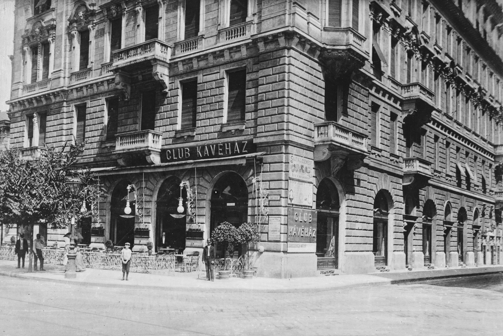 Hungary, Budapest XIII., Szent István (Lipót) körút 16., Club Kávéház. Jobbra a Hegedűs Gyula (Csáky) utca., 1905, Deutsche Fotothek / Brück und Sohn, kid, label, ashlar, terrace, waiter, coffee house, cornerhouse, Budapest, Fortepan #277749