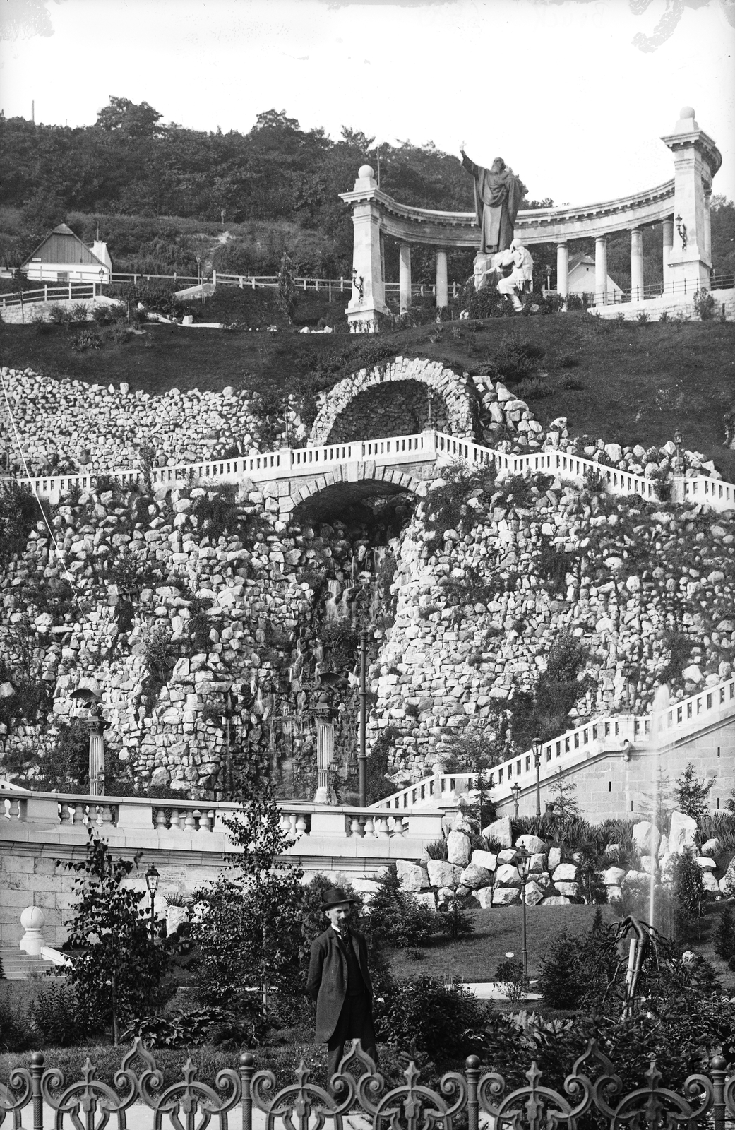 Magyarország, Budapest I., park a Döbrentei téren, szemben a Gellért-hegy, a Szent Gellért emlékmű (Jankovits Gyula, 1904.) és a Szent Gellért lépcső., 1905, Deutsche Fotothek / Brück und Sohn, műemlék, lépcsősor, Árkay Aladár-terv, Kallina Mór-terv, Szent Gellért-ábrázolás, Budapest, Fortepan #277752