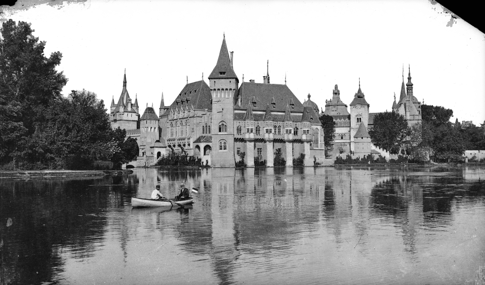 Magyarország, Budapest. Burg Vajdahunyad (Landwirtschaftliches Museum, Bau zur Millenniumsausstellung 1896 und Umbau 1901-1907; Ignác Alpár) im Stadtwäldchen, 1905, Deutsche Fotothek / Brück und Sohn, műemlék, Alpár Ignác-terv, csónakázás, tó, Fortepan #277754