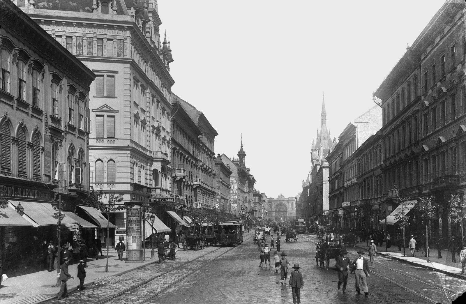 Magyarország, Budapest VII.,Budapest VIII., Rákóczi (Kerepesi) út a Nagykörút felől a Keleti pályaudvar felé nézve., 1905, Deutsche Fotothek / Brück und Sohn, Best of, villamos, hirdetőoszlop, utcakép, árnyékoló, fiúk, gyerekek, lovaskocsi, bérház, pályaudvar, férfiak, Budapest, Fortepan #277756