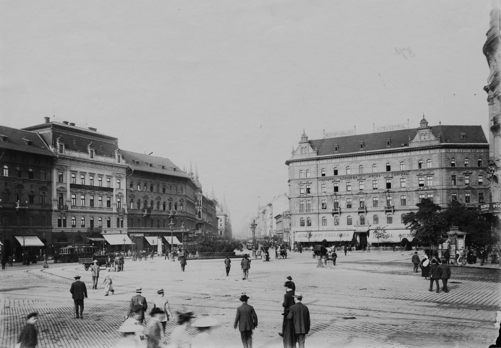 Magyarország, Budapest VII.,Budapest VIII., Baross tér, szemben a Rákóczi (Kerepesi) út, jobbra a Központi Szálloda épülete és a Rottenbiller utca torkolata látható., 1905, Deutsche Fotothek / Brück und Sohn, lovaskocsi, utcakép, villamos, árnyékoló, szálloda, pavilon, tér, Budapest, Fortepan #277757