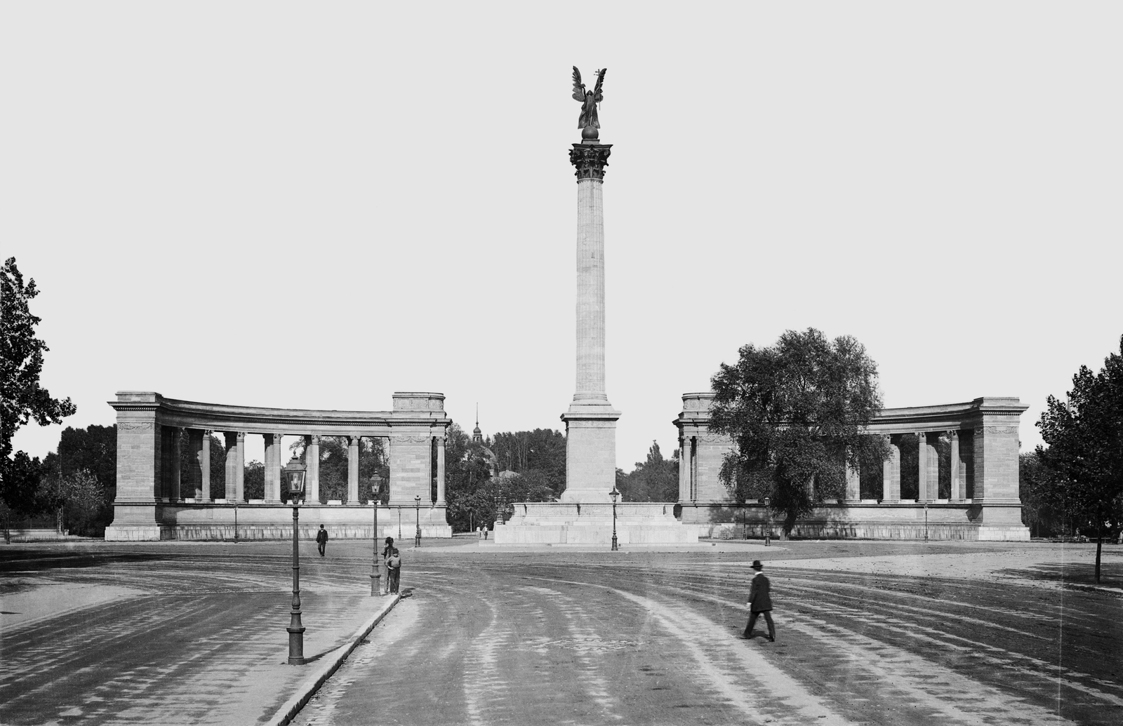 Magyarország, Budapest VI.,Budapest XIV., Andrássy út, szemben a Millenniumi emlékmű a későbbi Hősök terén., 1905, Deutsche Fotothek / Brück und Sohn, Best of, oszlopsor, Gábriel arkangyal-ábrázolás, Budapest, Fortepan #277760