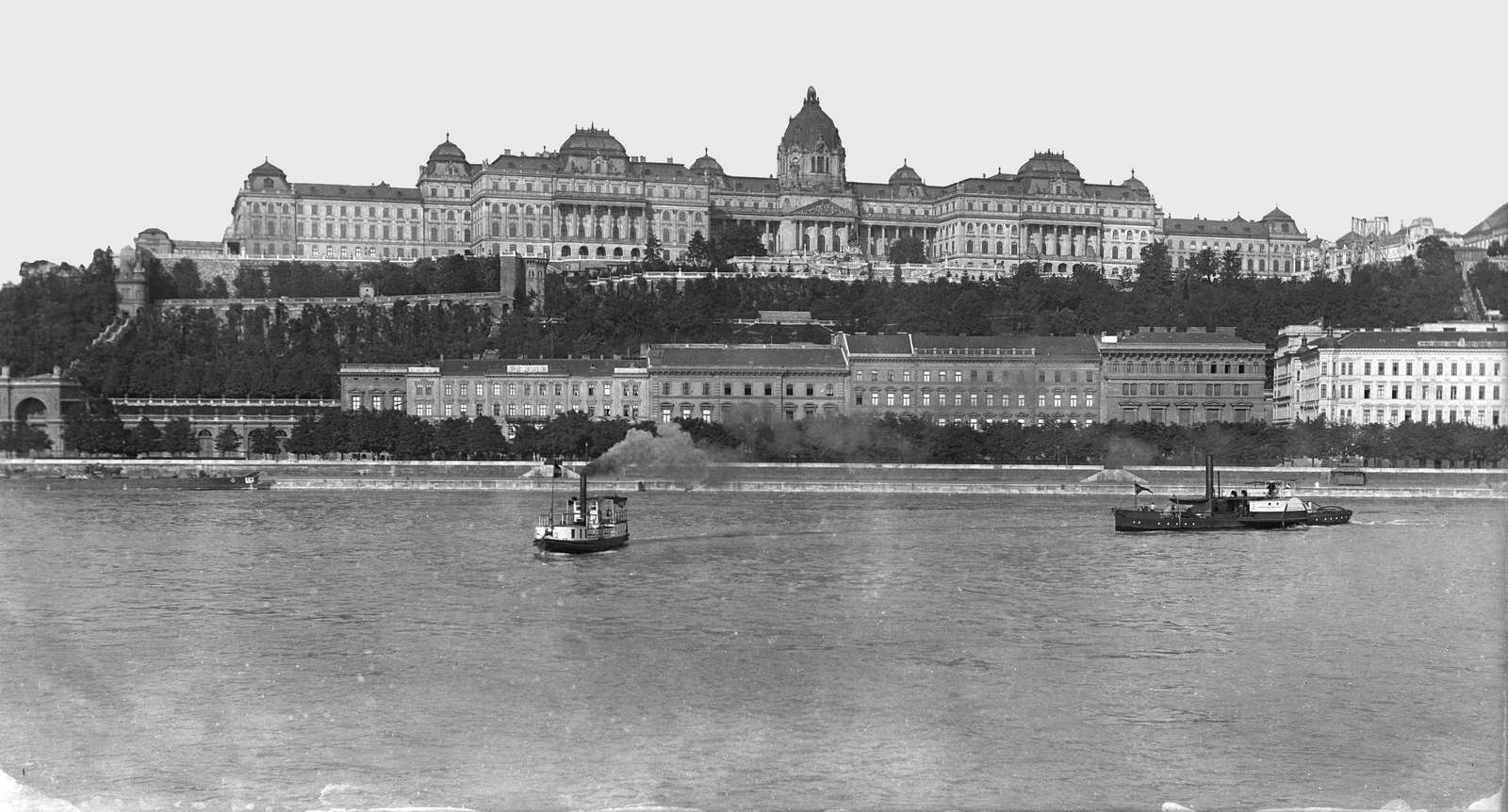 Magyarország, Budapest V.,Budapest I., a Királyi Palota (később Budavári Palota) és a Lánchíd utca épületei a pesti oldalról nézve., 1905, Deutsche Fotothek / Brück und Sohn, kupola, látkép, Hauszmann Alajos-terv, gőzhajó, palota, Budapest, Fortepan #277764