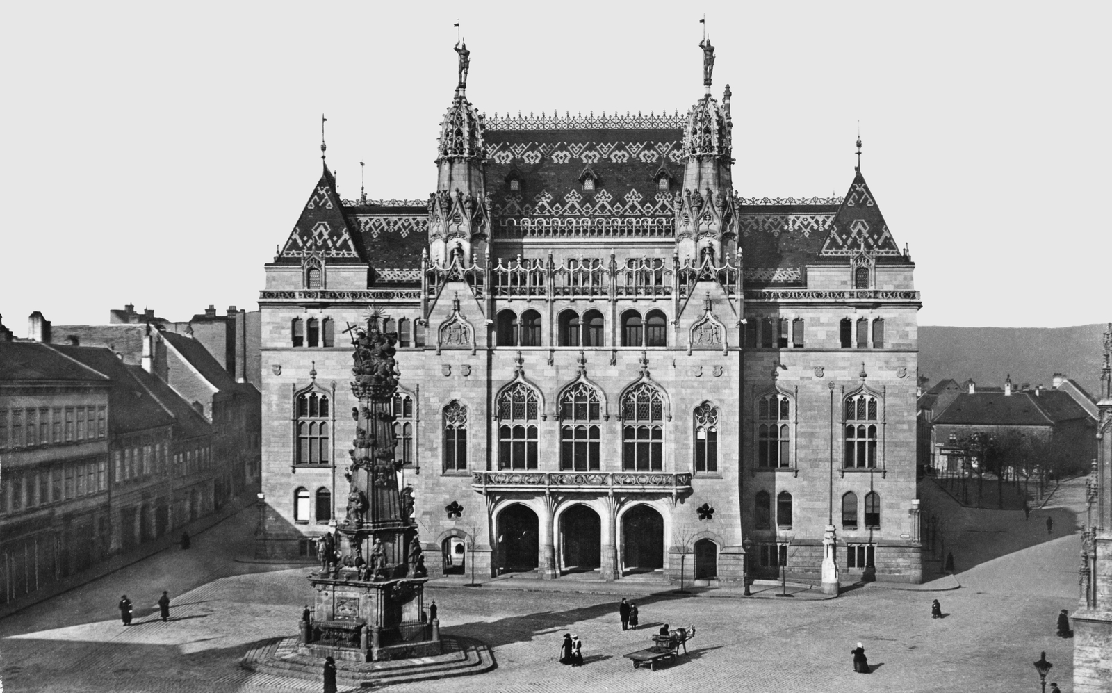 Hungary, Budapest I., Szentháromság tér, Pénzügyminisztérium, előtte a Szentháromság-szobor., 1906, Deutsche Fotothek / Brück und Sohn, sculptural group, Holy Trinity Statue, building statue, Sándor Fellner-design, Neo-Gothic-style, public building, architectural heritage, Budapest, Fortepan #277769