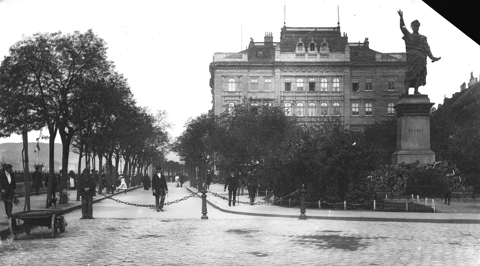 Hungary, Budapest V., Petőfi tér, balra a Dunakorzó, jobbra Petőfi Sándor szobra (Huszár Andor, 1882.)., 1906, Deutsche Fotothek / Brück und Sohn, Budapest, Fortepan #277777