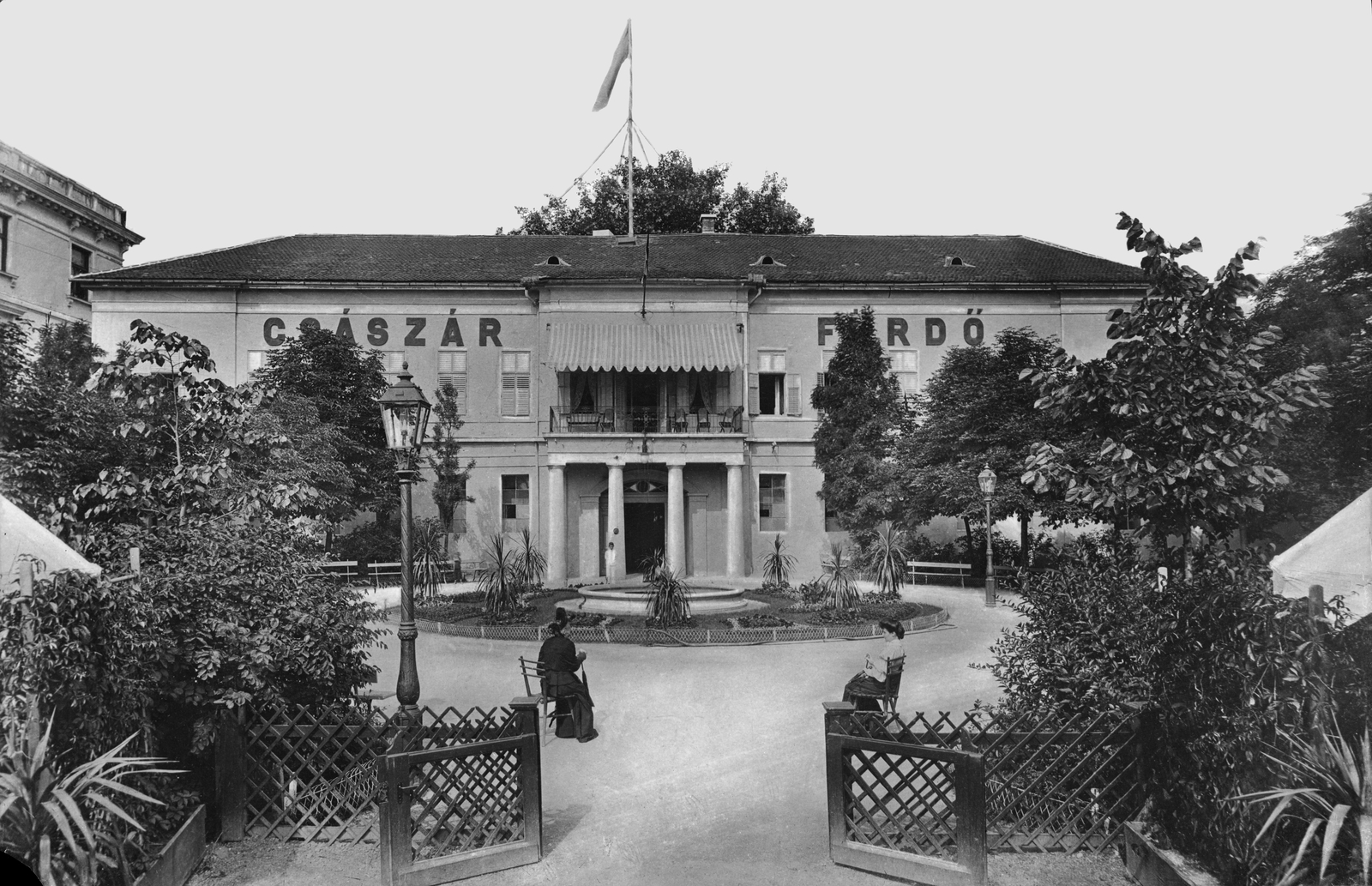 Hungary, Budapest II., Árpád fejedelem útja (Újlaki rakpart), Császár fürdő (Hild-udvar, ma a Budai Irgalmasrendi Kórház egyik épülete)., 1906, Deutsche Fotothek / Brück und Sohn, Best of, thermal bath, bench, flag, lamp post, Budapest, Fortepan #277779