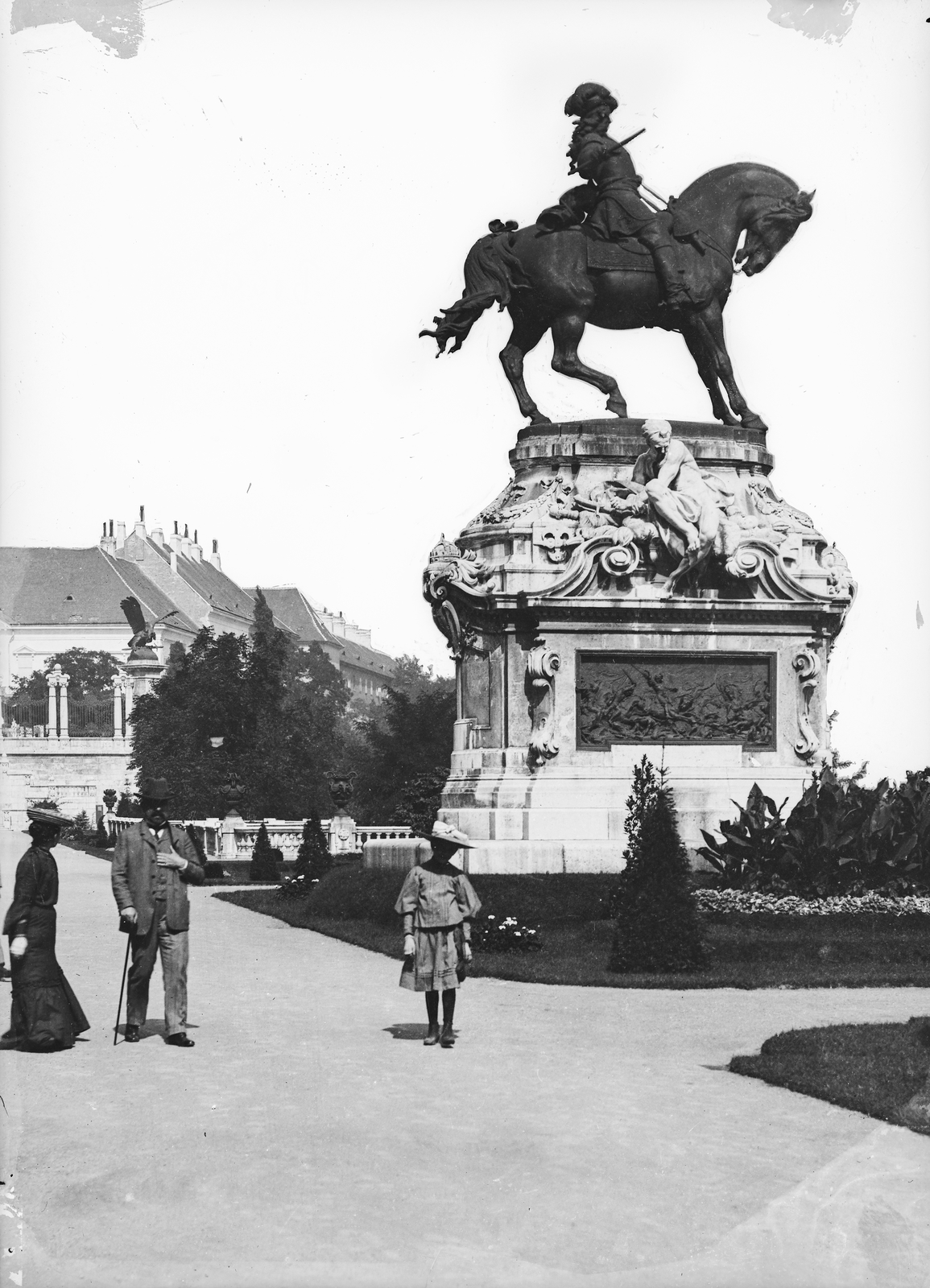 Hungary, Budapest I., Savoyai terasz, Savoyai Jenő lovasszobra (Róna József, 1899.) a Királyi Palota (később Budavári Palota) előtt. Háttérben balra a Turul szobor és a Sándor-palota látható., 1906, Deutsche Fotothek / Brück und Sohn, relief, horse sculpture, Prince Eugene of Savoy-portrayal, Budapest, Fortepan #277785