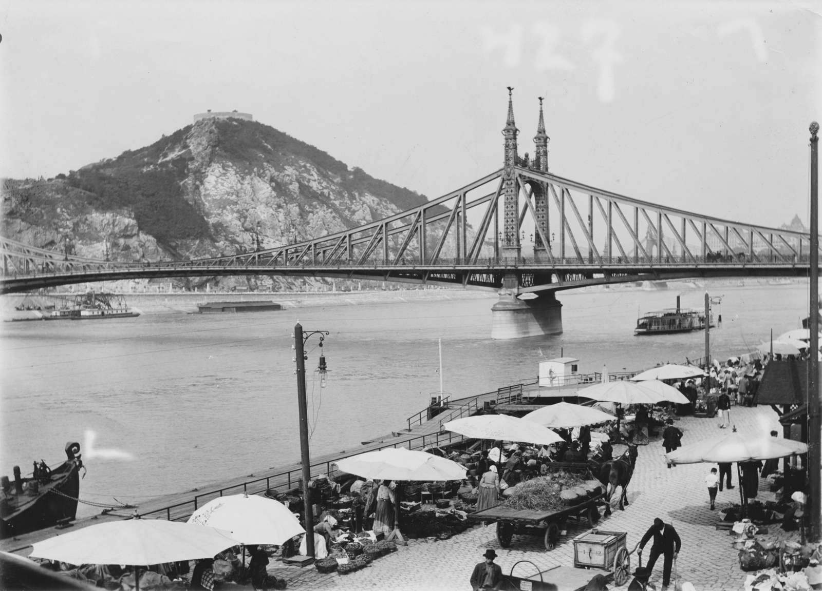 Hungary, Budapest IX.,Budapest XI., piac a pesti alsó rakparton a Fővám térnél, szemben a Szabadság (Ferenc József) híd, háttérben a Gellért-hegy, fenn a Citadella., 1906, Deutsche Fotothek / Brück und Sohn, Horse-drawn carriage, market, sunshades, fort, steamboat, handbarrow, bridge, Budapest, Fortepan #277786