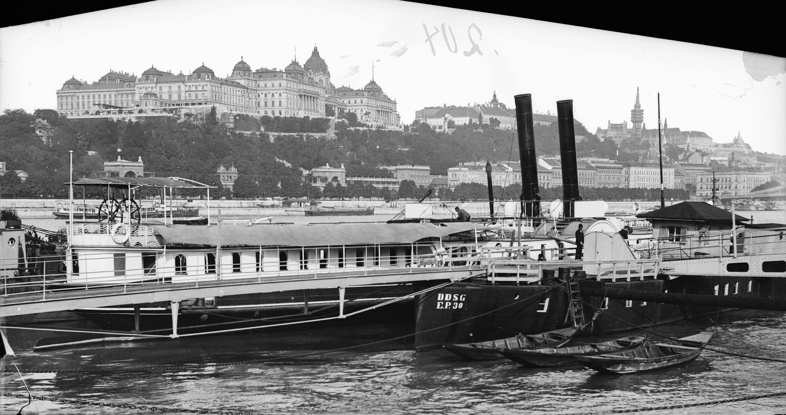 Hungary, Budapest V.,Budapest I., pesti rakpart, előtérben a DDSG Vesta lapátkerekes gőzhajója. Balra a budai Várban Királyi Palota (később Budavári Palota), jobbra a Mátyás-templom felállványozott tornya látható., 1906, Deutsche Fotothek / Brück und Sohn, ship, scaffolding, steering wheel, boat, steamboat, Ljubljana/Kraljica Marija/Vesta ship, Budapest, Fortepan #277787
