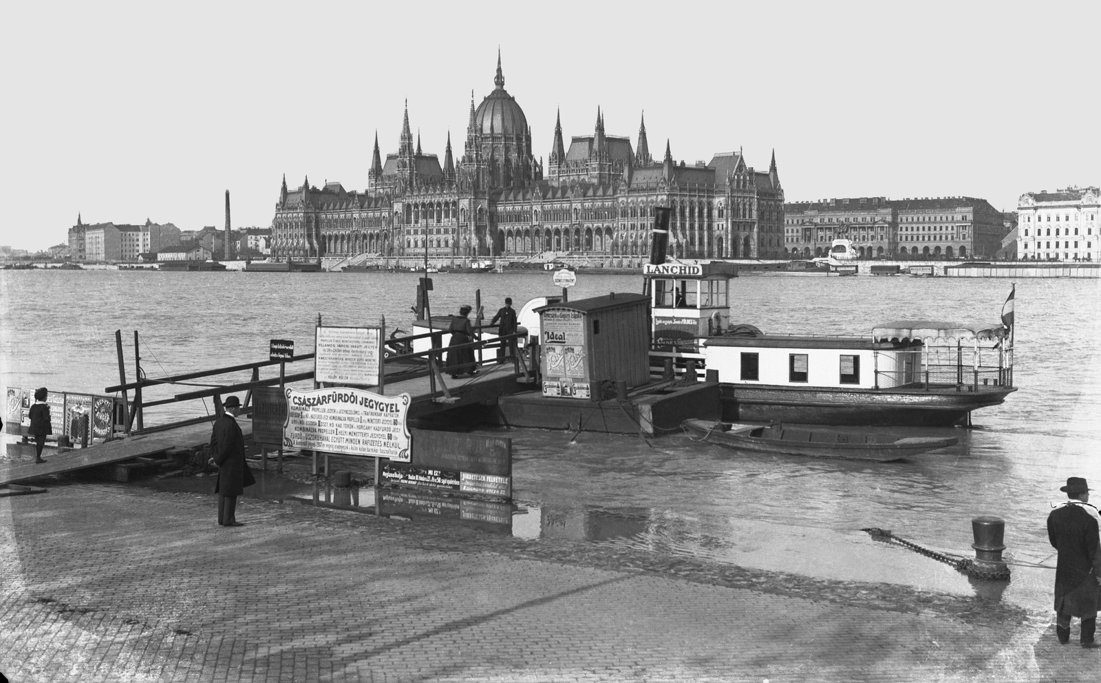 Magyarország, Budapest I.,Budapest V., alsó rakpart a Batthyány térnél, csavargőzösök, az úgynevezett propellerek kikötője. A Duna túlpartján a Parlament., 1907, Deutsche Fotothek / Brück und Sohn, Best of, kikötőbak, felirat, tábla, hajó, Steindl Imre-terv, neogótika, országház, folyó, Budapest, Fortepan #277798