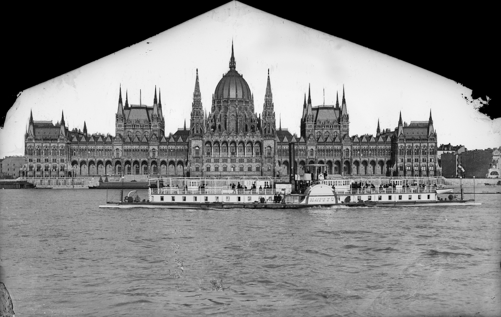 Hungary, Budapest V., Hattyú gőzüzemű ingahajó a Dunán, háttérben az Országház., 1907, Deutsche Fotothek / Brück und Sohn, wharf, parliament, steamboat, ship, Danube, Budapest, Fortepan #277800