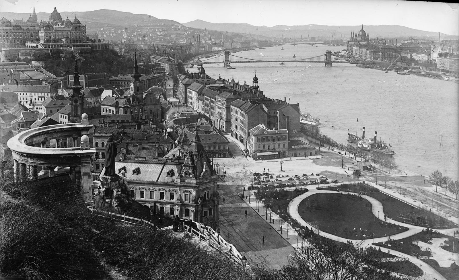 Hungary, Tabán, Budapest I., kilátás a Királyi Palota (később Budavári Palota) és a Széchenyi Lánchíd felé. Előtérben balra a Szent Gellért emlékmű, középen a Szent Demeter szerb templom és az Alexandriai Szent Katalin-templom. Jobbra piac a Döbrentei téren., 1907, Deutsche Fotothek / Brück und Sohn, picture, river, roof, Budapest, Fortepan #277801
