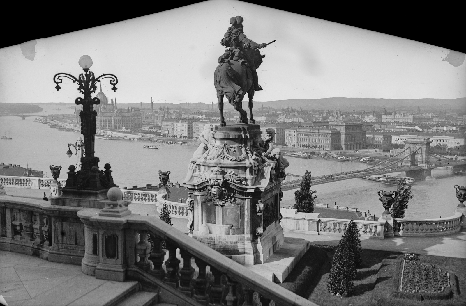 Magyarország, budai Vár, Budapest I., kilátás a Királyi Palota (később Budavári Palota) Habsburg-lépcsőjéről a Parlament és a Széchenyi Lánchíd felé, előtérben a Savoyai teraszon Savoyai Jenő lovasszobra (Róna József, 1899.)., 1907, Deutsche Fotothek / Brück und Sohn, háttal, látkép, lovas szobor, Budapest, Fortepan #277802