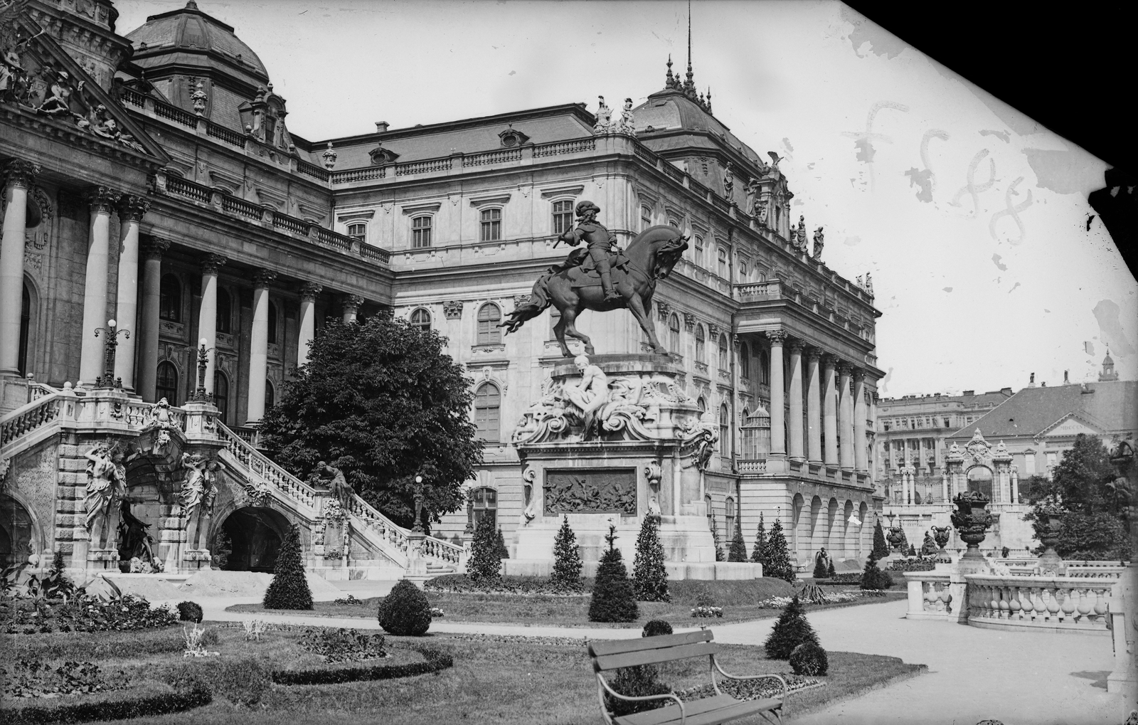 Hungary, Budapest I., Savoyai terasz, Savoyai Jenő lovasszobra (Róna József, 1899.) a Királyi Palota (később Budavári Palota) előtt. Jobb szélen a háttérben a Sándor-palota., 1907, Deutsche Fotothek / Brück und Sohn, palace, horse sculpture, Budapest, Fortepan #277804