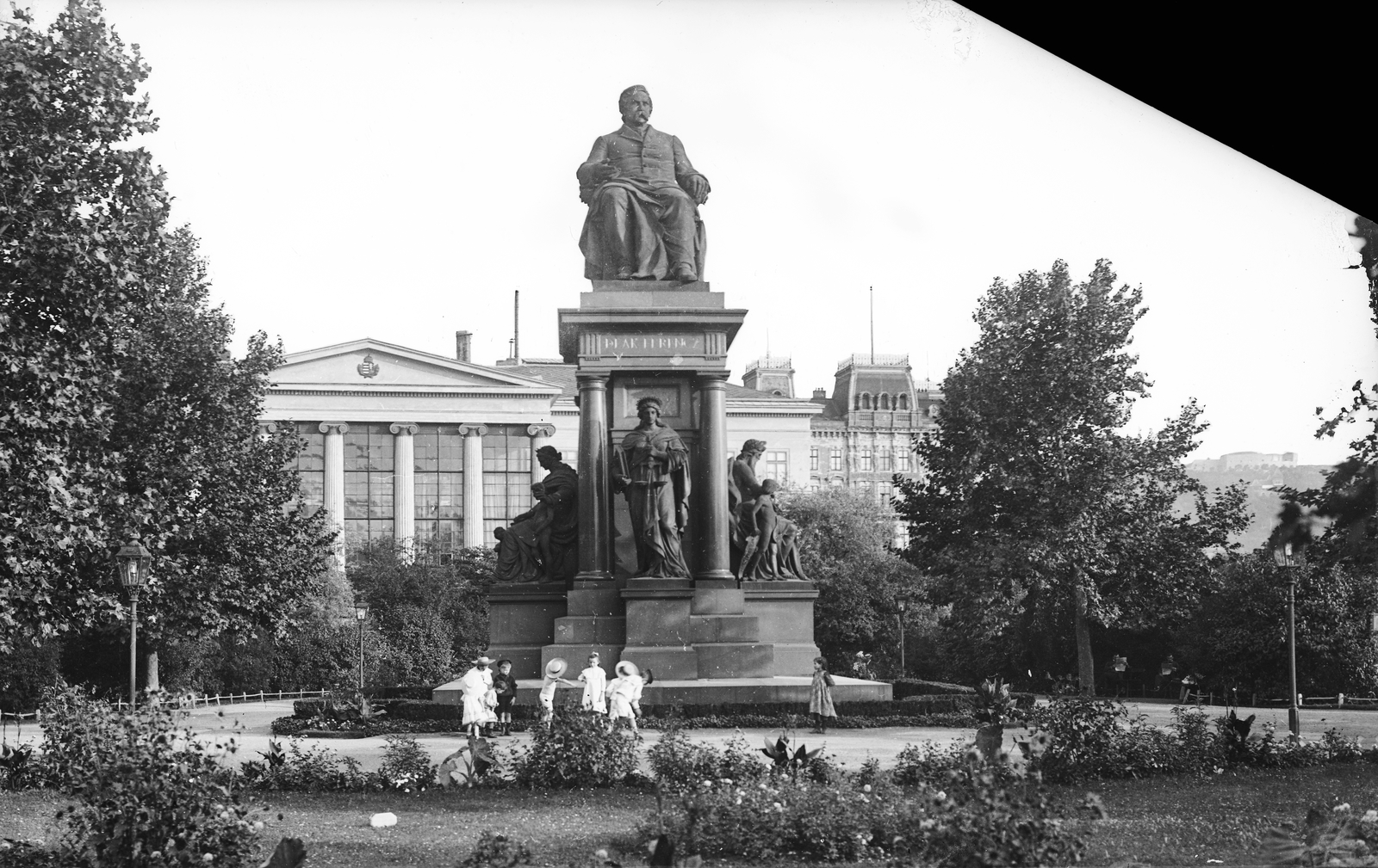 Magyarország, Budapest V., Széchenyi István (Ferenc József) tér, Deák Ferenc szobra (Huszár Adolf, 1887.), háttérben a Lloyd-palota., 1907, Deutsche Fotothek / Brück und Sohn, Budapest, Fortepan #277811