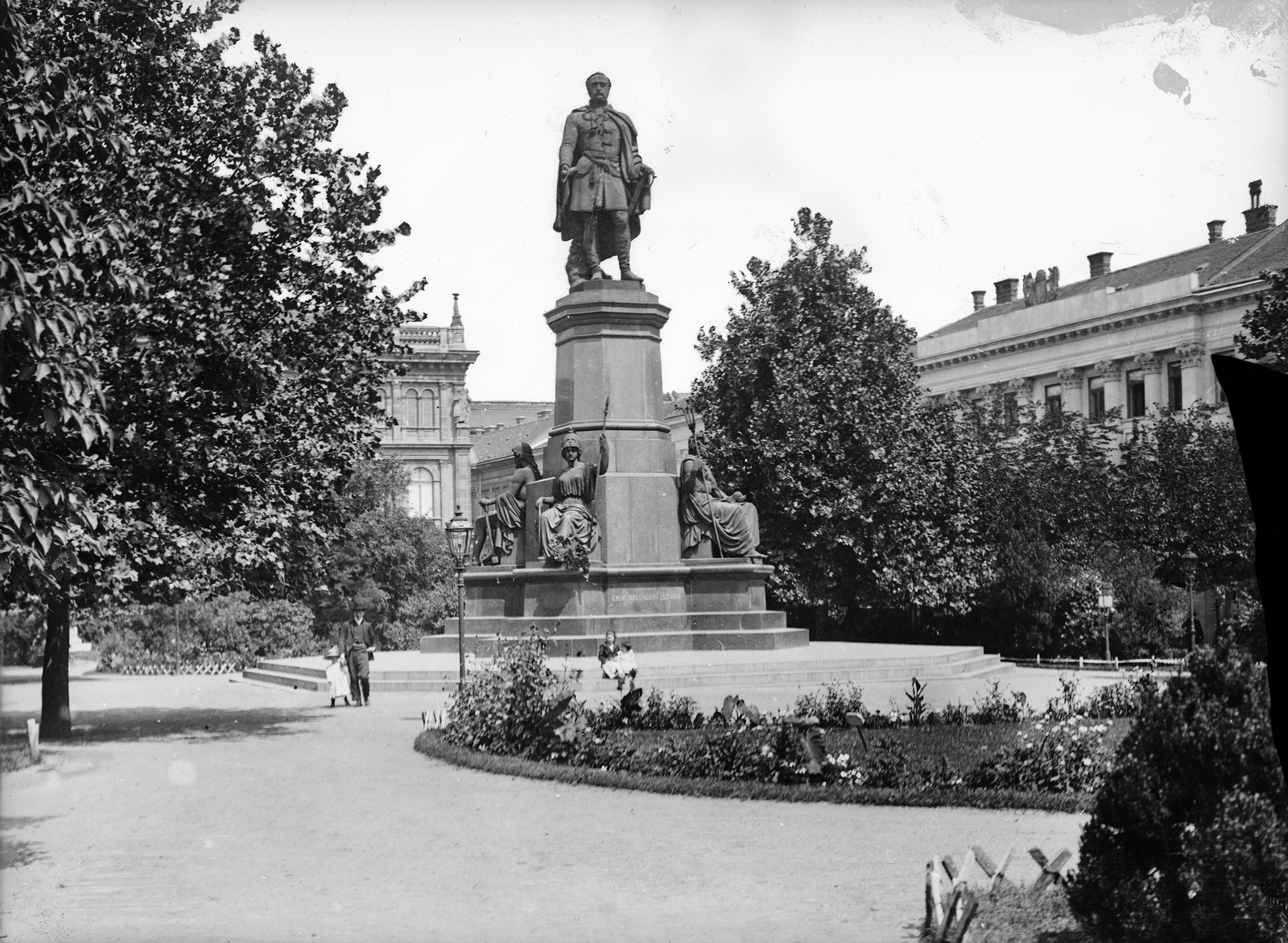 Magyarország, Budapest V., Széchenyi István (Ferenc József) tér, Széchenyi István szobra (Engel József, 1880.), háttérben balra a Magyar Tudományos Akadémia. Jobbra az Európa szálló épülete., 1907, Deutsche Fotothek / Brück und Sohn, Budapest, Fortepan #277812