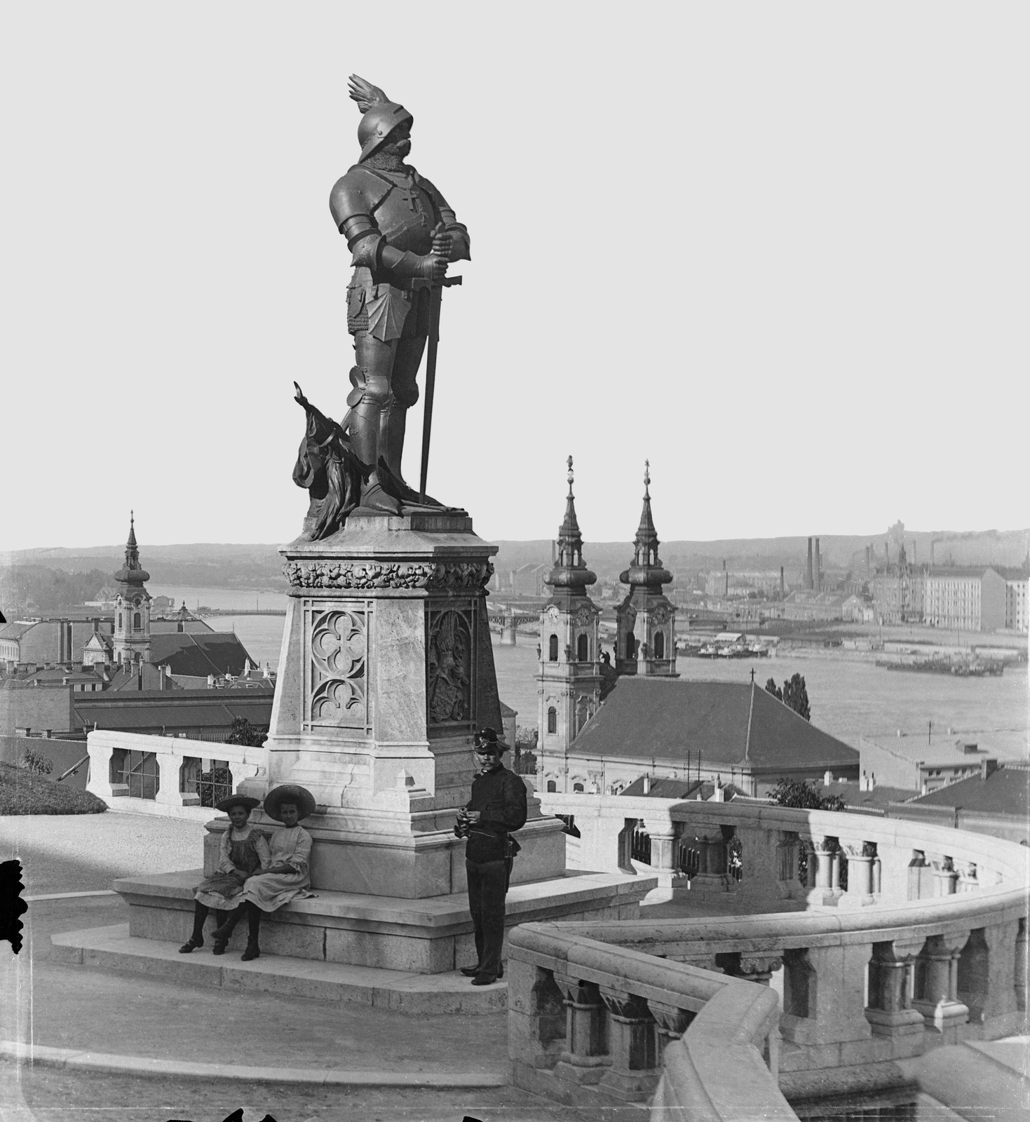 Magyarország, Budapest I., Hunyadi János (Albrecht) út, Hunyadi János szobra (Tóth István, 1903.). Balra a Szent Ferenc sebei templom tornya, jobbra a Szent Anna-templom látható., 1908, Deutsche Fotothek / Brück und Sohn, Best of, szobor, Schulek Frigyes-terv, Hunyadi János-ábrázolás, Budapest, Fortepan #277814
