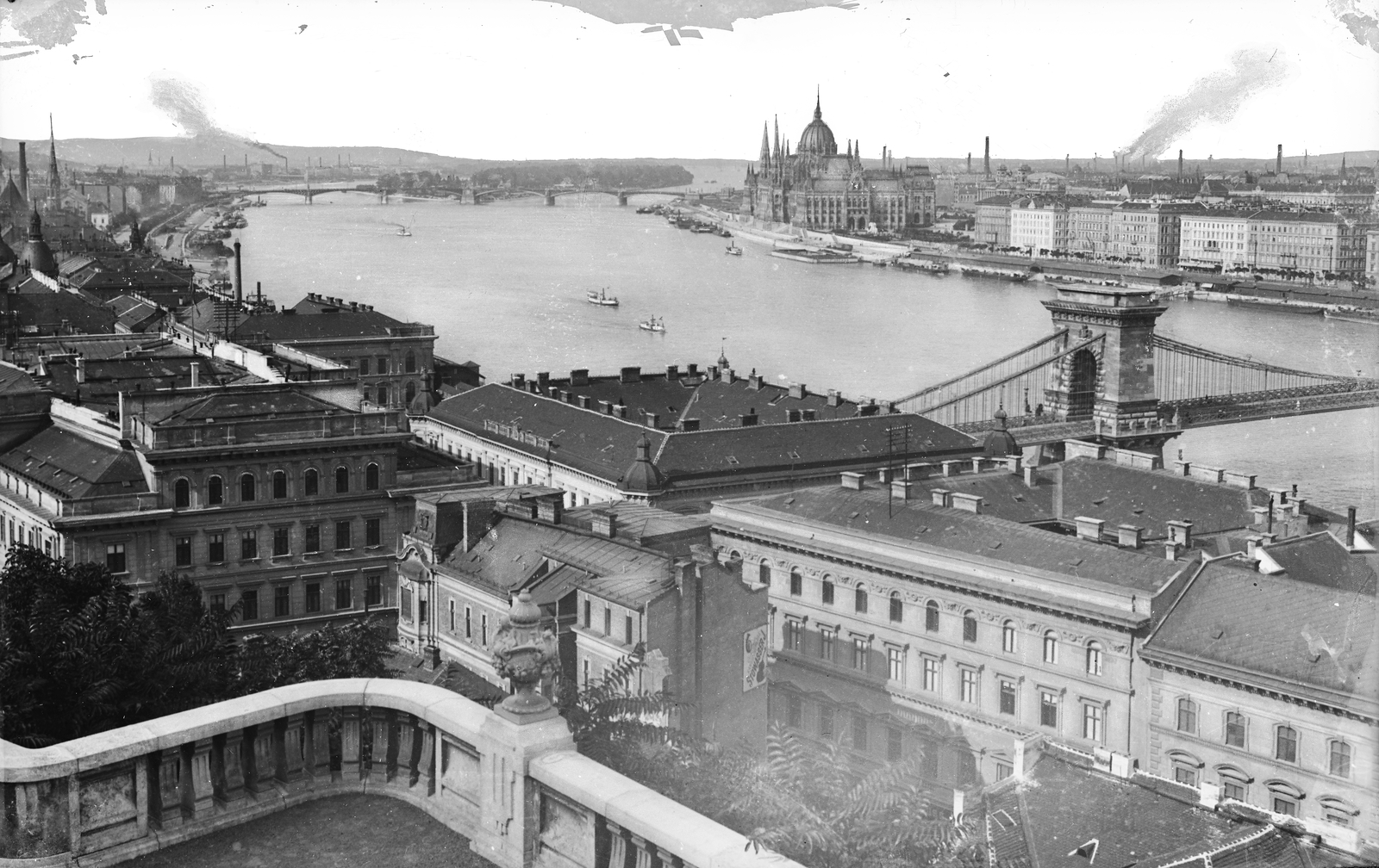 Hungary, Budapest I., kilátás a Savoyai terasz felől a Széchenyi Lánchíd pesti hídfője, a Margit híd és a Parlament felé., 1908, Deutsche Fotothek / Brück und Sohn, Budapest, Fortepan #277815