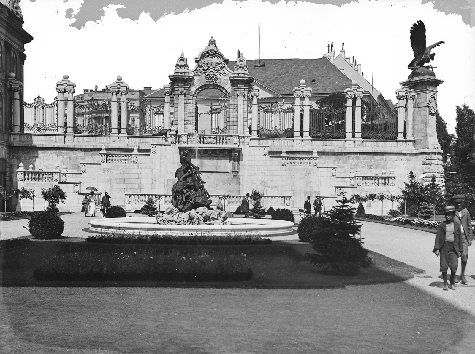 Magyarország, budai Vár, Budapest I., Várkert a Királyi Palota (később Budavári Palota) mellett, szemben a Halászó gyerekek-díszkút (Senyei Károly, 1900). Feljebb a kert kapuja mögött a Szent György téren a Sándor-palota. Jobbra Donáth Gyula Turul szobra (1905)., 1908, Deutsche Fotothek / Brück und Sohn, szobor, Budapest, Fortepan #277817