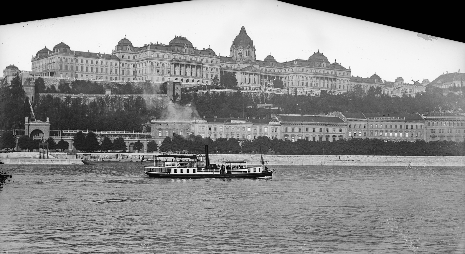 Magyarország, Budapest I., a Királyi Palota (később Budavári Palota) és a Várkert rakpart házsora a pesti oldal felől nézve., 1908, Deutsche Fotothek / Brück und Sohn, hajó, folyópart, palota, Budapest, Fortepan #277819