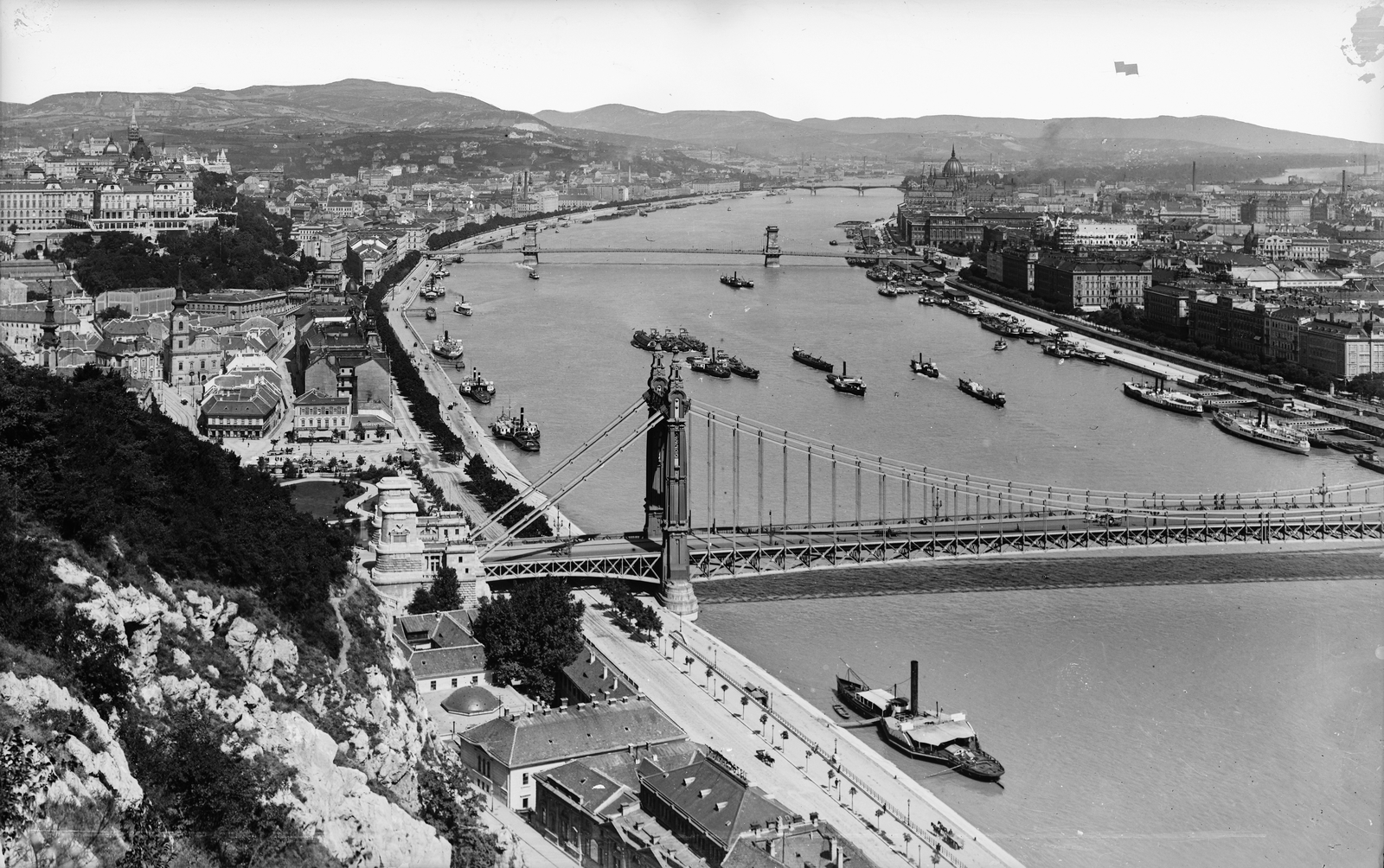 Magyarország, Gellérthegy, Budapest I.,Budapest V., kilátás az Erzsébet híd és a Széchenyi Lánchíd felé., 1908, Deutsche Fotothek / Brück und Sohn, látkép, híd, folyó, hajó, Budapest, Fortepan #277822