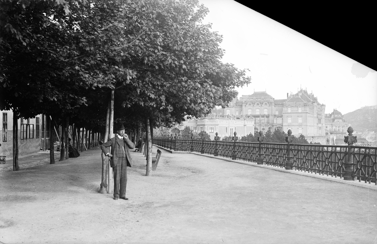 Magyarország, budai Vár, Budapest I., Tóth Árpád (Bástya) sétány, szemben a József főhercegi palota, előtte balra a hozzátartozó istálló, távolabb a Királyi Palota (ma Budavári Palota) részlete látható., 1908, Deutsche Fotothek / Brück und Sohn, korlát, sétány, Budapest, Fortepan #277828