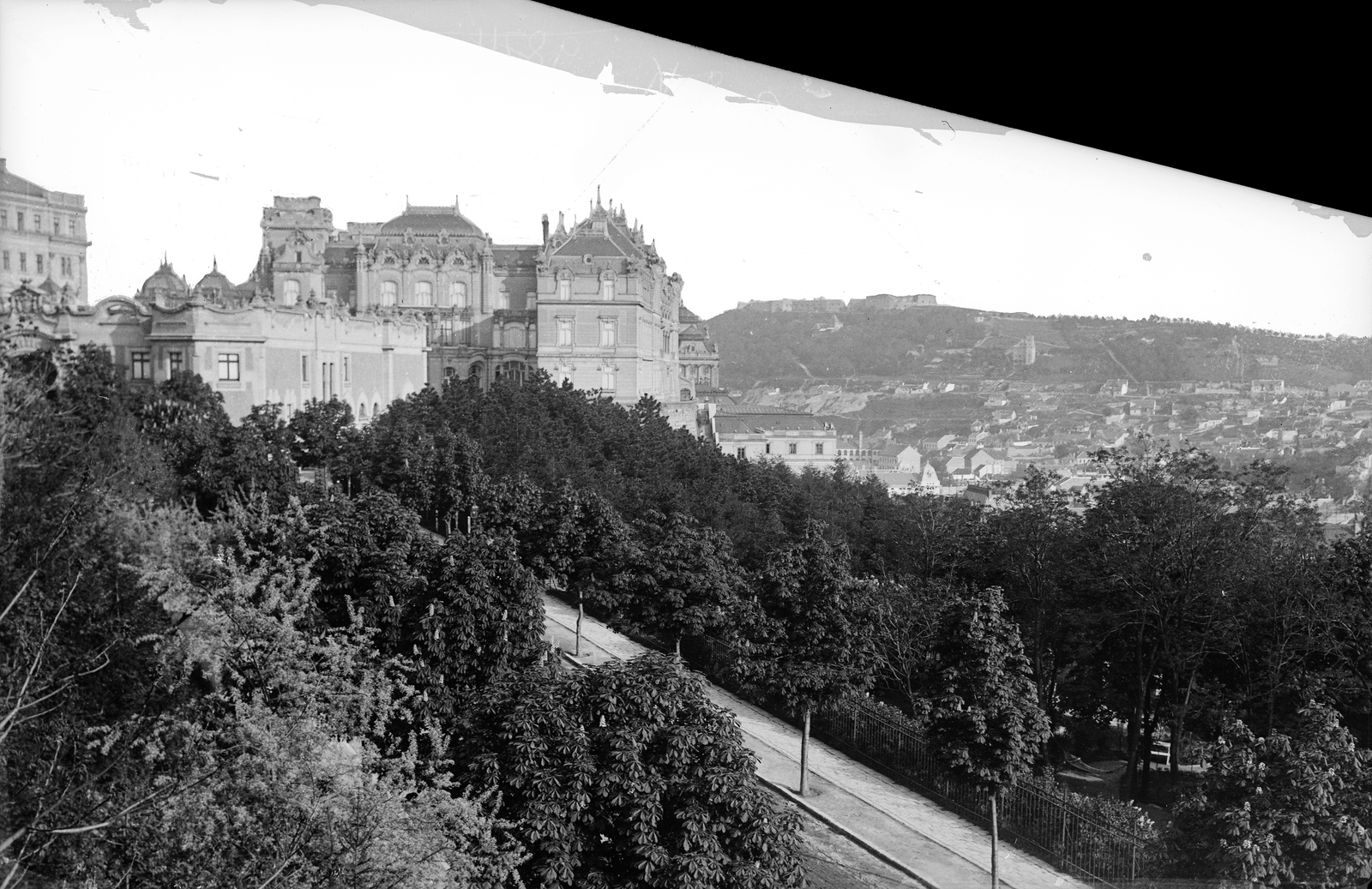 Magyarország, budai Vár, Budapest I., a Palota út felső szakasza a Tóth Árpád (Bástya) sétányról nézve. Szemben hátul a József főhercegi palota, előtte balra a hozzátartozó istálló. Távolban a Gellért-hegy, fenn a Citadella., 1908, Deutsche Fotothek / Brück und Sohn, eltűnt épület, Budapest, Fortepan #277829