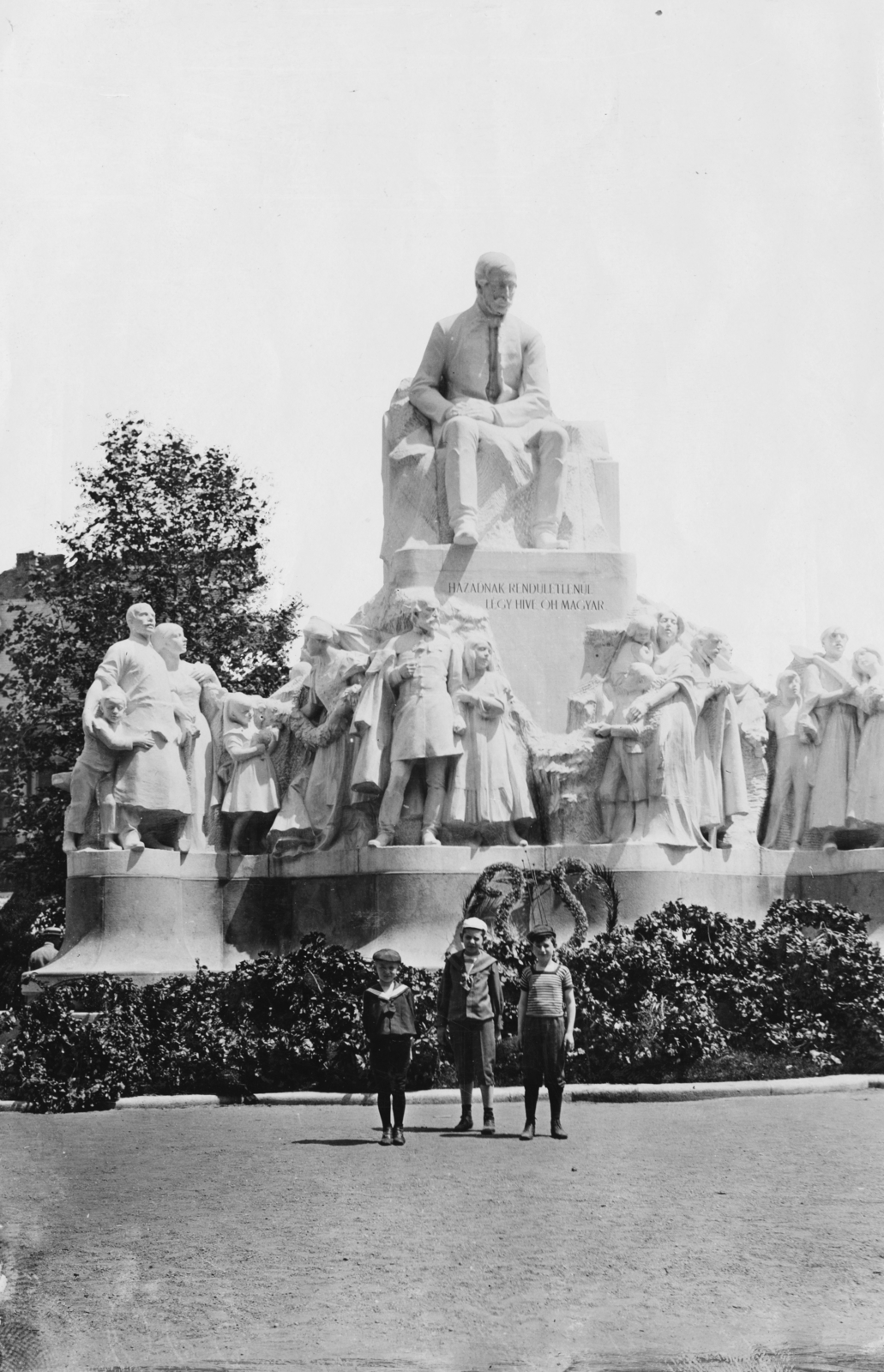 Magyarország, Budapest V., Vörösmarty (Gizella) tér, Vörösmarty Mihály szobra (Kallós Ede, Telcs Ede és Márkus Géza 1908.)., 1908, Deutsche Fotothek / Brück und Sohn, szoborcsoport, Budapest, Fortepan #277830