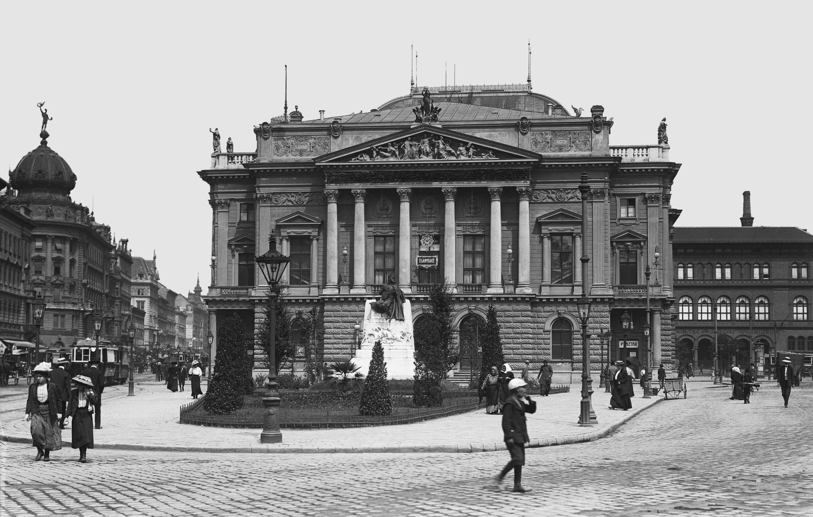Magyarország, Budapest VIII.,Budapest VII., Blaha Lujza tér (ekkor ez a szakasz a Népszínház utcához tartozott). Balra a Rákóczi (Kerepesi) út, szemben a Népszínház (a későbbi Nemzeti Színház) épülete, előtte Tinódi Lantos Sebestyén szobra (Bezerédi Gyula, 1907.)., 1908, Deutsche Fotothek / Brück und Sohn, Best of, villamos, gázlámpa, középület, szobor, köztéri óra, eklektikus építészet, Fellner és Helmer-terv, nemzeti színház, Budapest, Fortepan #277832