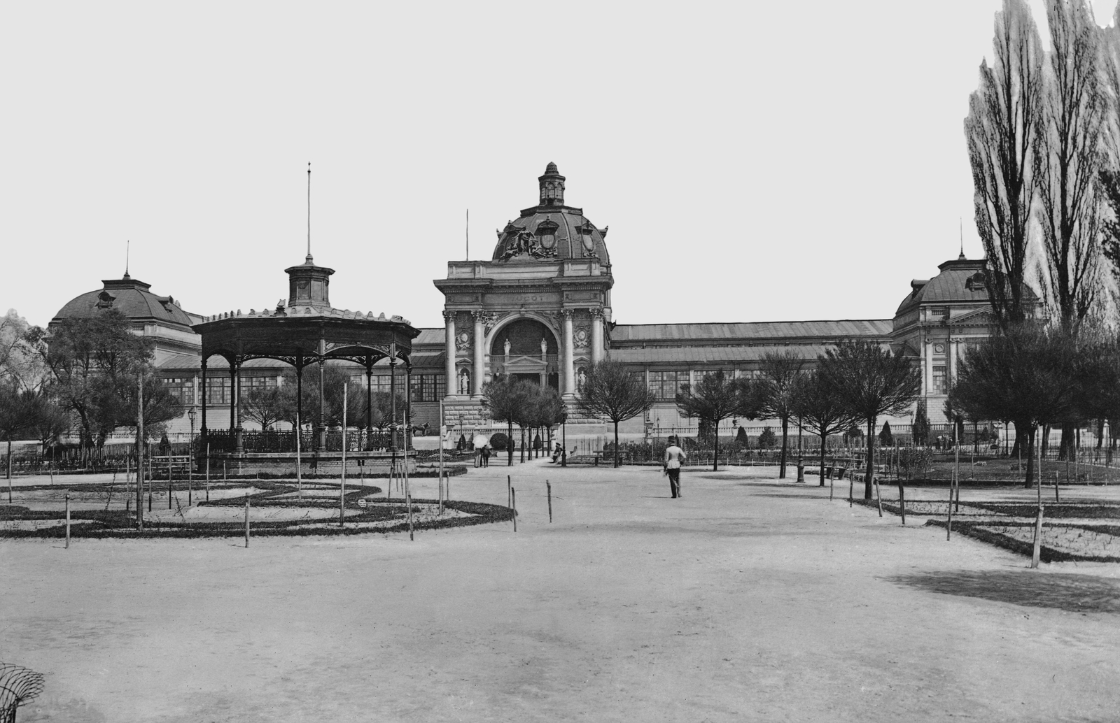 Magyarország, Városliget, Budapest XIV., az Iparcsarnok épülete (eredetileg az 1885-ös Országos Általános Kiállítás csarnoka) az előtte lévő parkkal., 1908, Deutsche Fotothek / Brück und Sohn, Budapest, Fortepan #277834