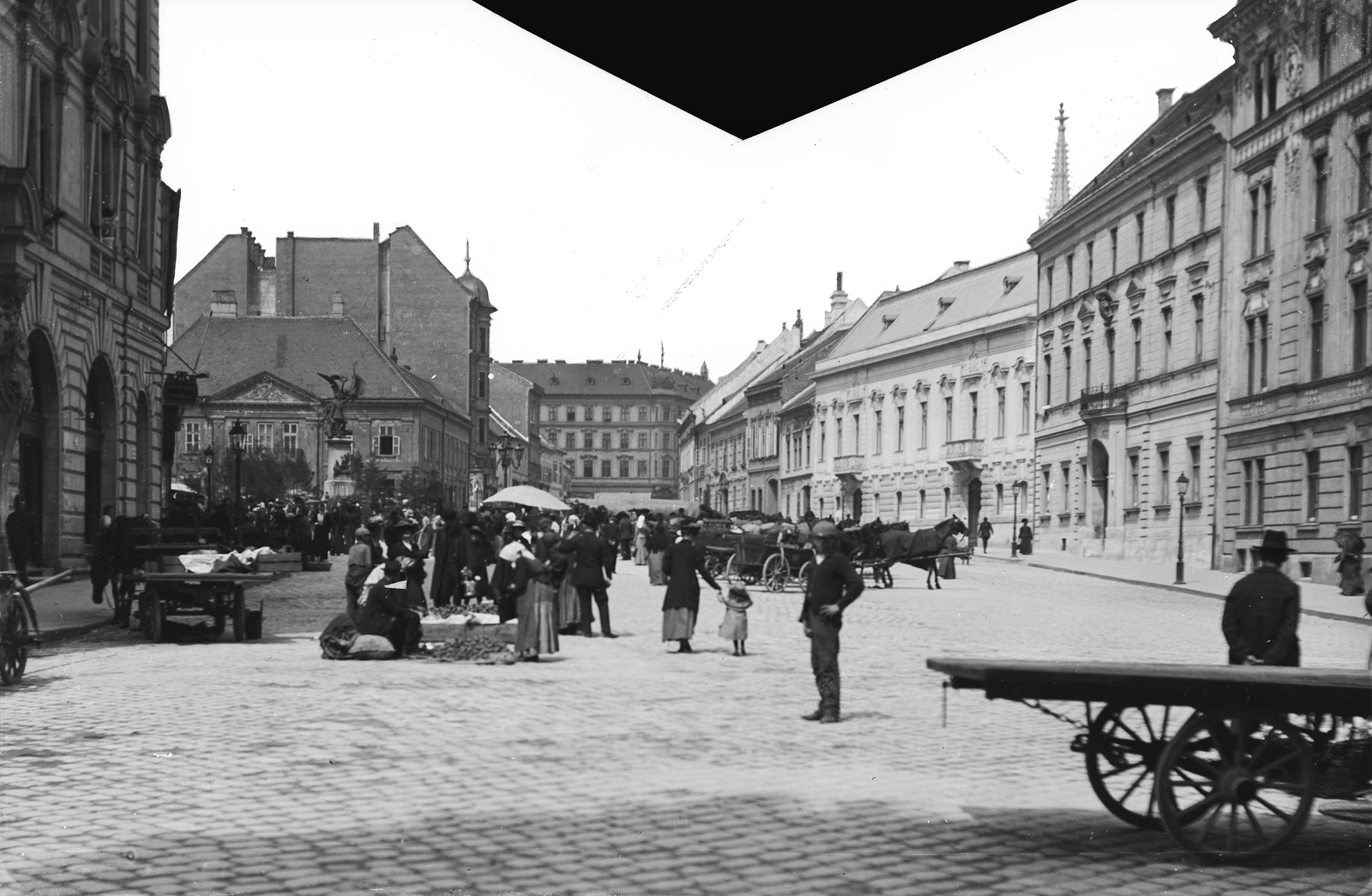 Magyarország, budai Vár, Budapest I., Dísz tér, jobbra a háztrtők felett a Mátyás-templom tornya látható., 1909, Deutsche Fotothek / Brück und Sohn, Budapest, Fortepan #277849