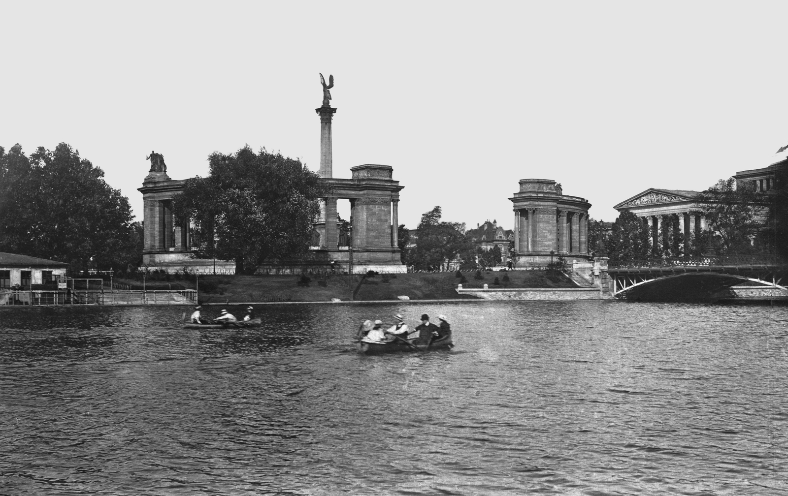 Hungary, Budapest. Millenniumsdenkmal (1896; Albert Schickedanz, Skulptur von György Zala) auf dem Heldenplatz. Blick über den Stadtwäldchenteich, 1910, Deutsche Fotothek / Brück und Sohn, lake, boating, Fortepan #277861