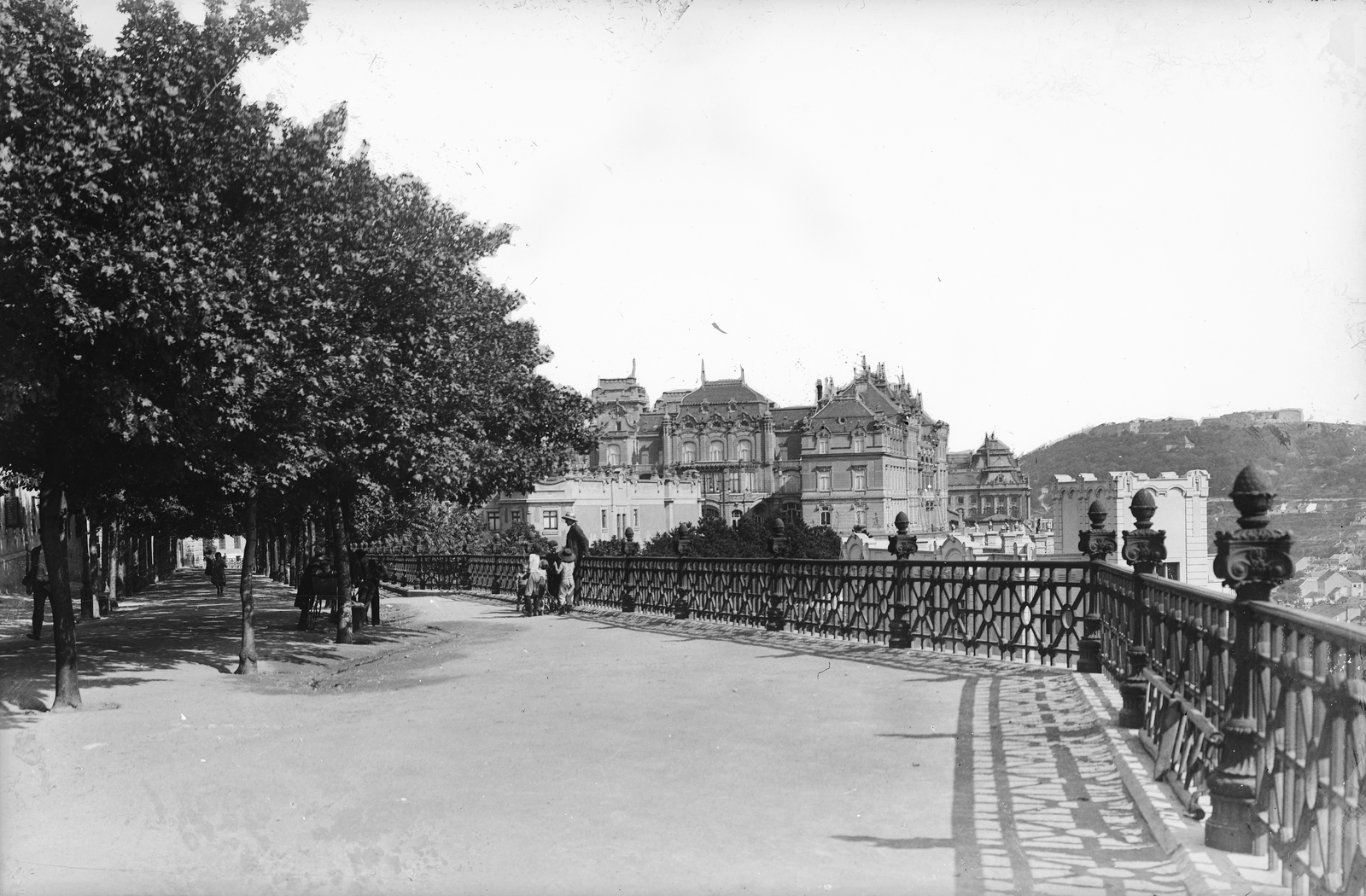 Hungary, Budapest I., Tóth Árpád (Bástya) sétány, szemben a József főhercegi palota, előtte balra a hozzátartozó istálló, mögötte a Királyi Palota (ma Budavári Palota) részlete. Távolban a Gellért-hegyen a Citadella., 1911, Deutsche Fotothek / Brück und Sohn, Budapest, Fortepan #277863