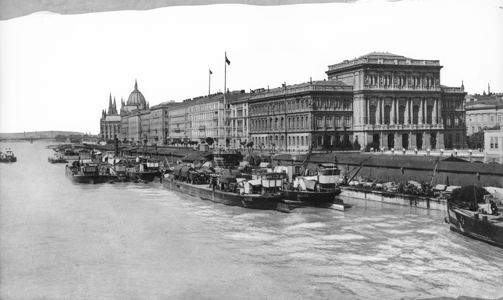 Hungary, Budapest V., a teherhajó kikötő és raktárai a Széchenyi (Rudolf) rakparton, a Széchenyi Lánchídról nézve. Balra a Parlament, jobbra a Magyar Tudományos Akadémia., 1911, Deutsche Fotothek / Brück und Sohn, Danube, Budapest, Fortepan #277867