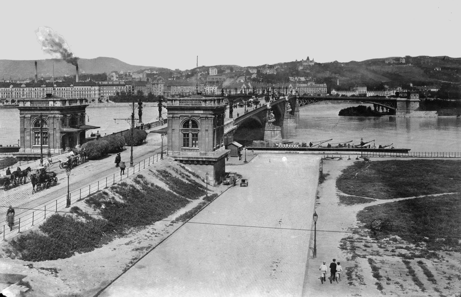 Hungary, Budapest XIII.,Budapest II., Jászai Mari (Rudolf trónörökös) tér, a Margit híd vámszedő épületei a pesti hídfőnél, jobbra a távolban a Rózsadomb., 1911, Deutsche Fotothek / Brück und Sohn, Budapest, tram, Fortepan #277870