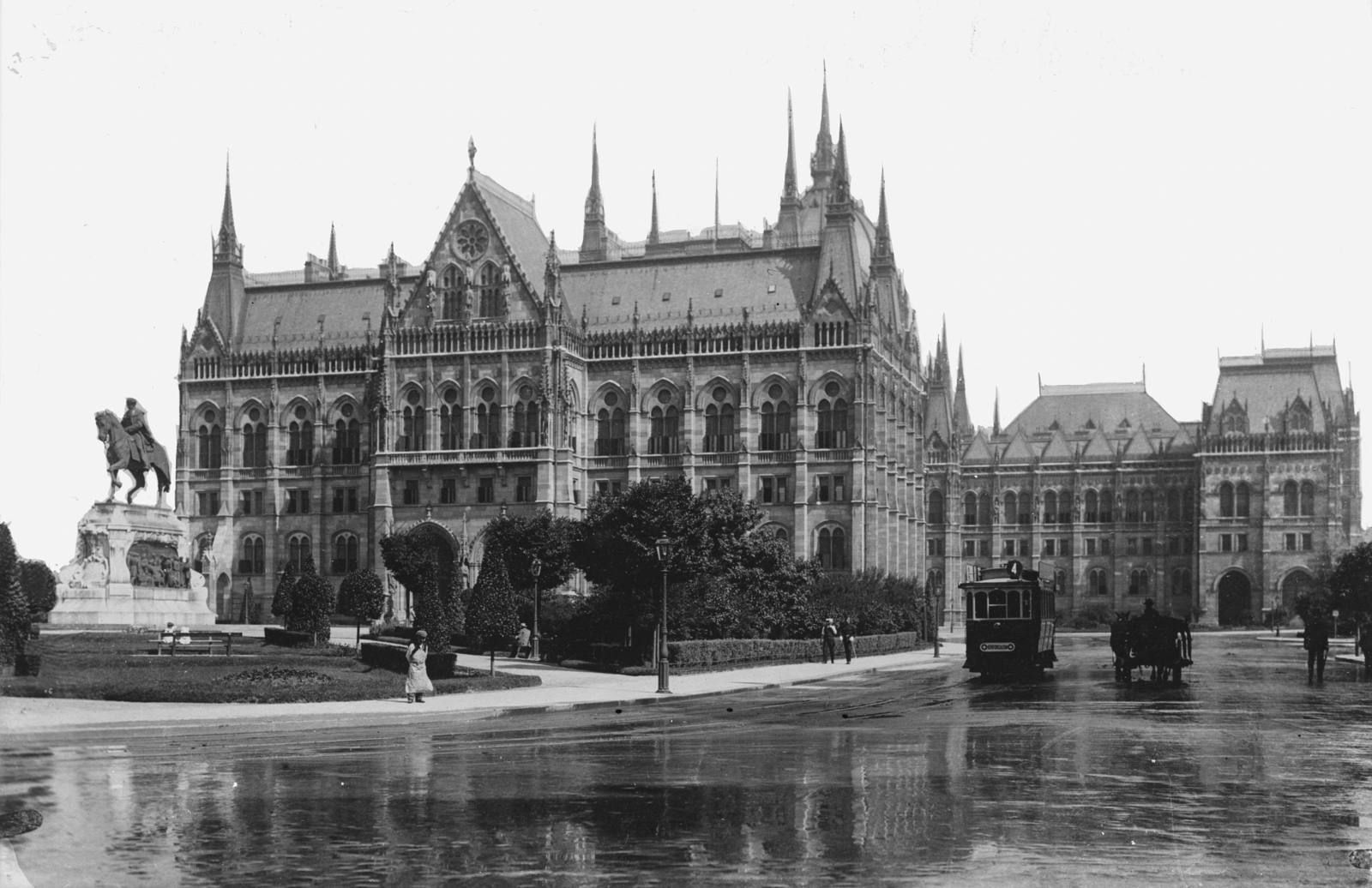 Hungary, Budapest V., Kossuth Lajos (Országház) tér, szemben a Parlament, balra Andrássy Gyula szobra (Zala György, 1906.)., 1912, Deutsche Fotothek / Brück und Sohn, tram, horse sculpture, Budapest, Fortepan #277879