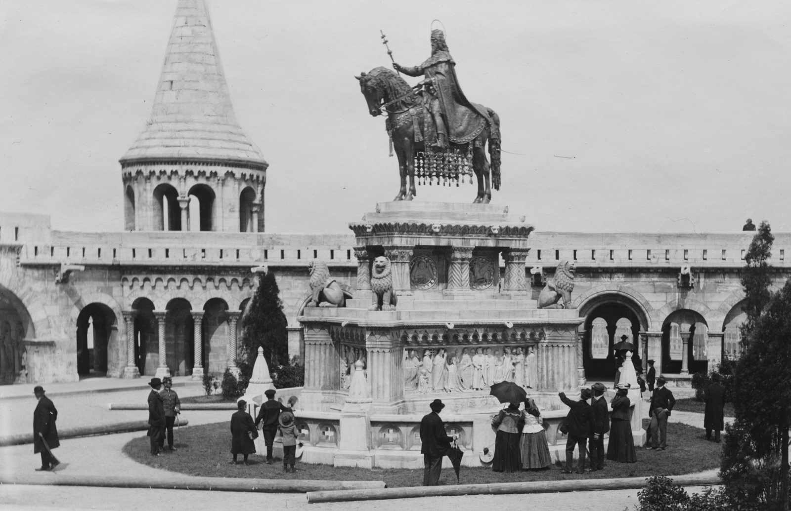 Magyarország, budai Vár, Budapest I., Szentháromság tér, Szent István szobra (Stróbl Alajos, 1906.) a Halászbástyánál., 1906, Deutsche Fotothek / Brück und Sohn, lovas szobor, napernyő, Budapest, férfiak, nők, járókelő, Fortepan #277883