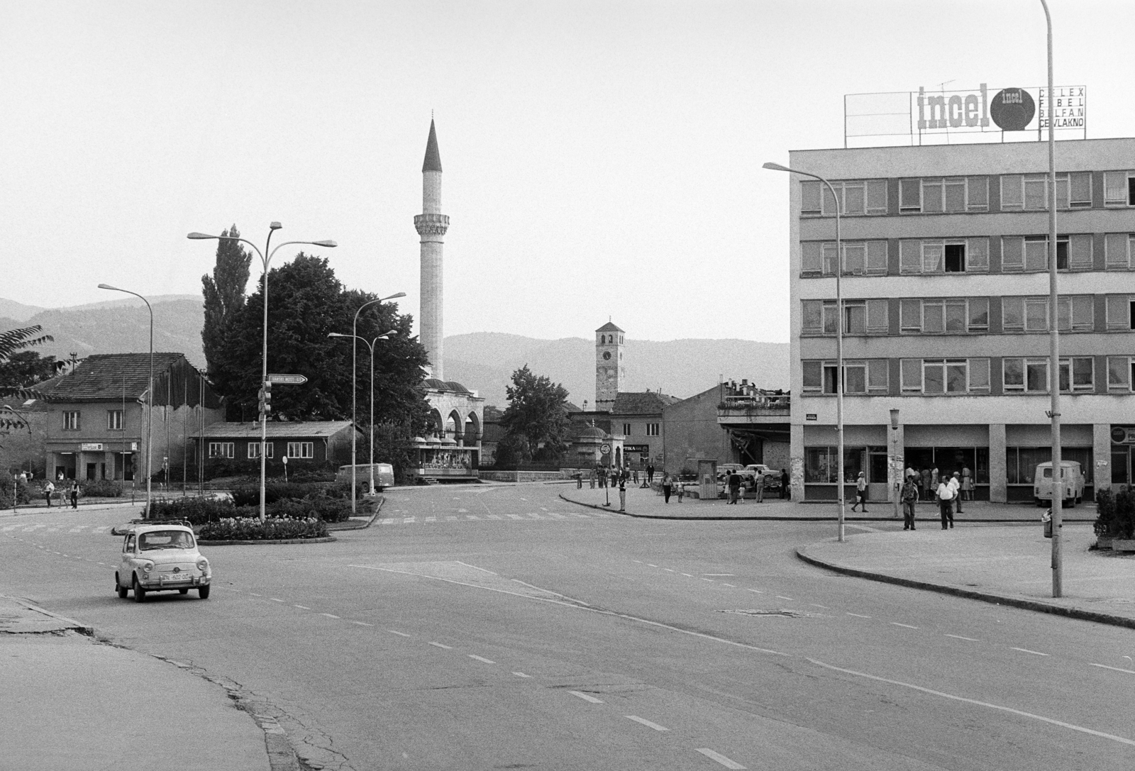 Bosznia-Hercegovina, Banja Luka, ulica Kralja Petra I Karađorđevića, szemben a Ferhad pasa mecset (Dzsmija Ferhadija)., 1977, Artfókusz, Fábián József, minaret, Jugoszlávia, Fortepan #277890