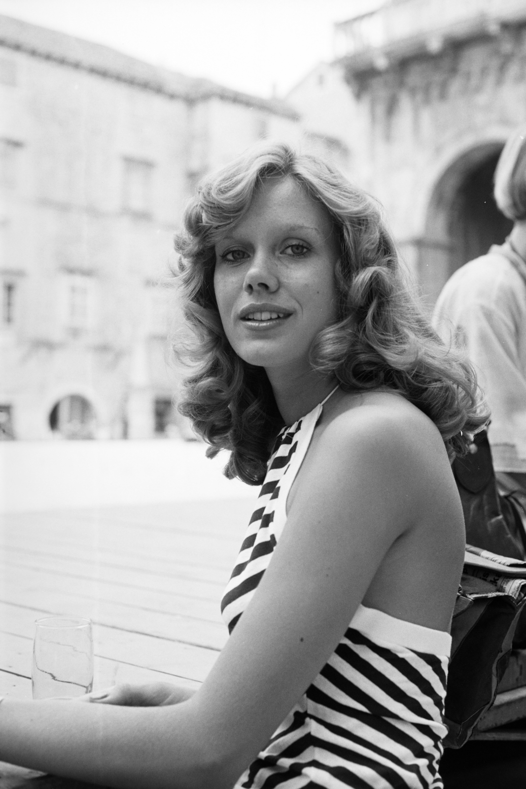 Horvátország,Adria, Trogir, óváros, Trg Ivana Pavla II, jobbra a Szent Lőrinc-székesegyház (Katedrala sv. Lovre) részlete látszik., 1977, Artfókusz, Fábián József, mosoly, csíkos ruha, hosszúhajú, göndör, Jugoszlávia, Fortepan #277894