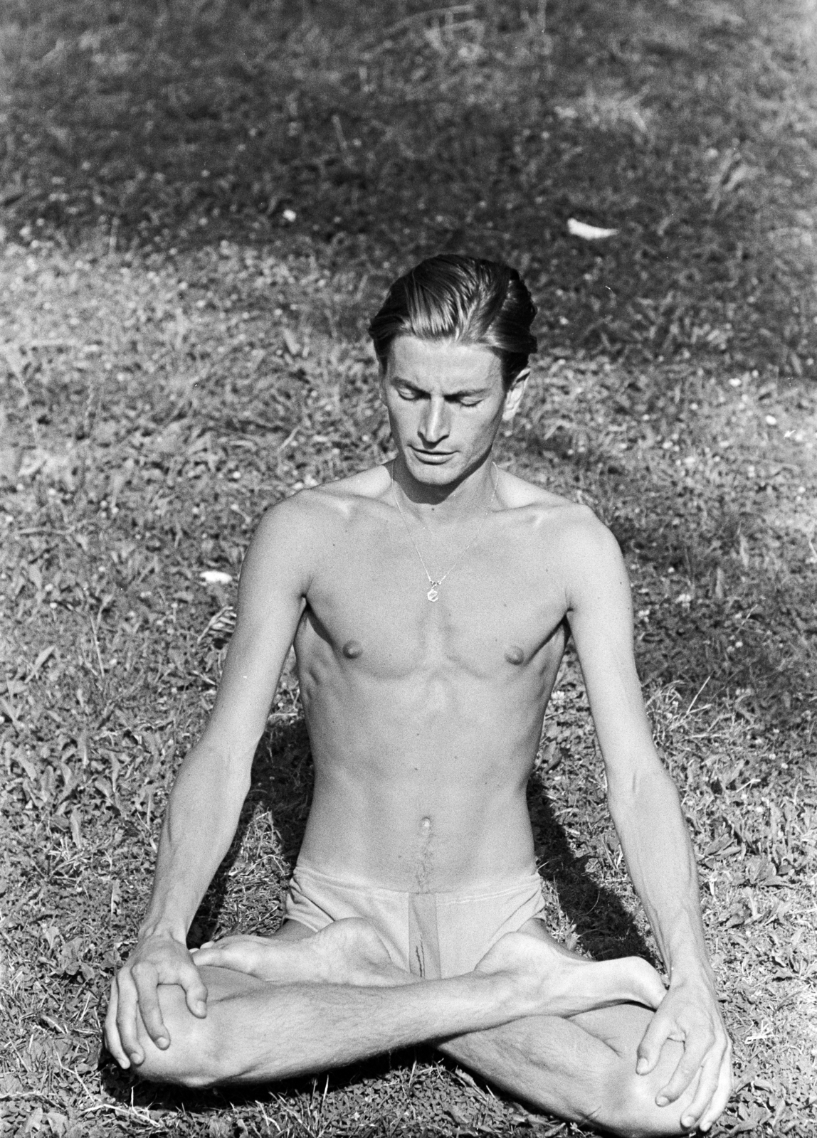 Magyarország, Balatonboglár, Szentmihályi út 15., a felvétel a Fővárosi 1. sz. Építőipari Vállalat Üdülőjében készült., 1961, Artfókusz, Fábián József, jóga, Fortepan #277909