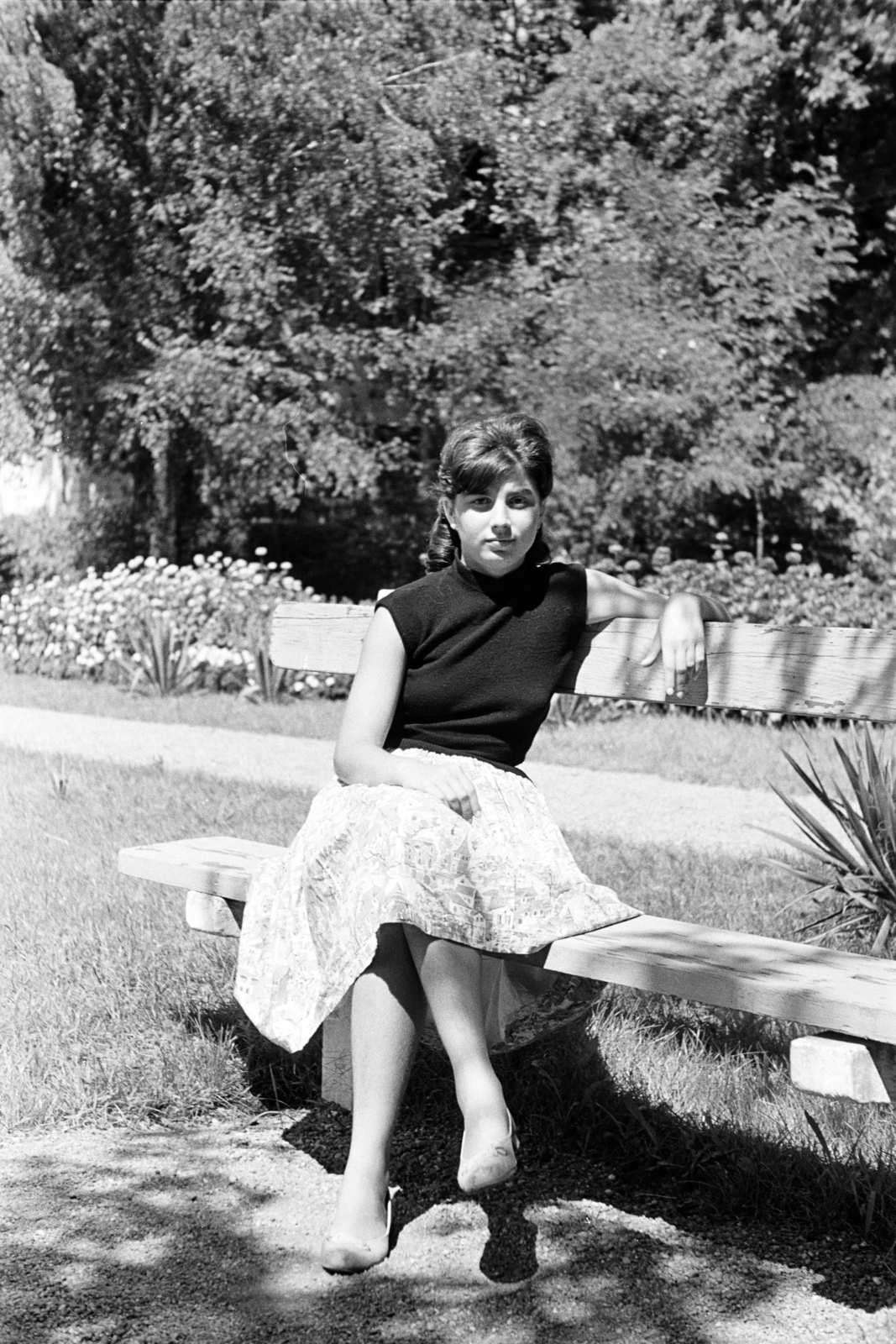 Magyarország, Balatonboglár, Szentmihályi út 15., a felvétel a Fővárosi 1. sz. Építőipari Vállalat Üdülőjében készült., 1961, Artfókusz, Fábián József, ülés keresztbe tett lábakkal, pad, park, Fortepan #277911