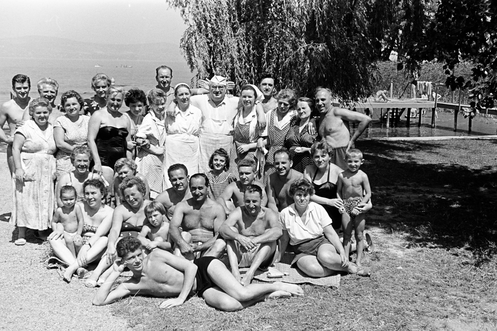 Magyarország, Balatonboglár, Szentmihályi út 15., a felvétel a Fővárosi 1. sz. Építőipari Vállalat Üdülőjében készült., 1960, Artfókusz, Fábián József, Best of, csoportkép, fa, strand, Fortepan #277916