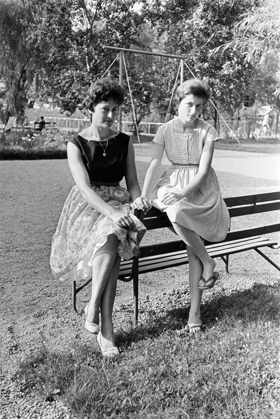 Magyarország, Balatonboglár, Szentmihályi út 15., a felvétel a Fővárosi 1. sz. Építőipari Vállalat Üdülőjében készült., 1960, Artfókusz, Fábián József, hinta, pad, nők, Fortepan #277918