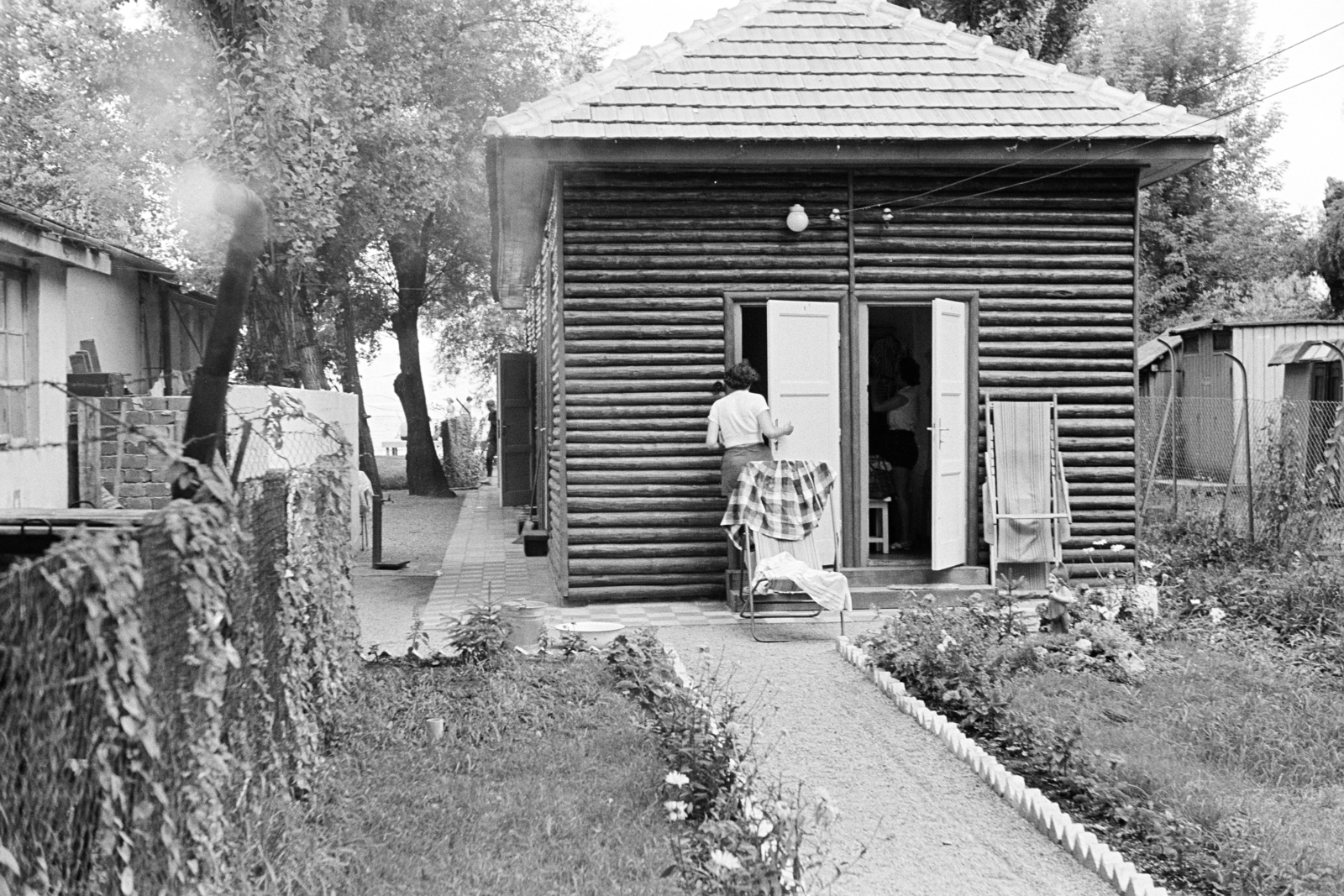 Magyarország, Balatonboglár, Szentmihályi út 15., a felvétel a Fővárosi 1. sz. Építőipari Vállalat Üdülőjében készült., 1960, Artfókusz, Fábián József, nyaraló, kert, nyugágy, Fortepan #277920