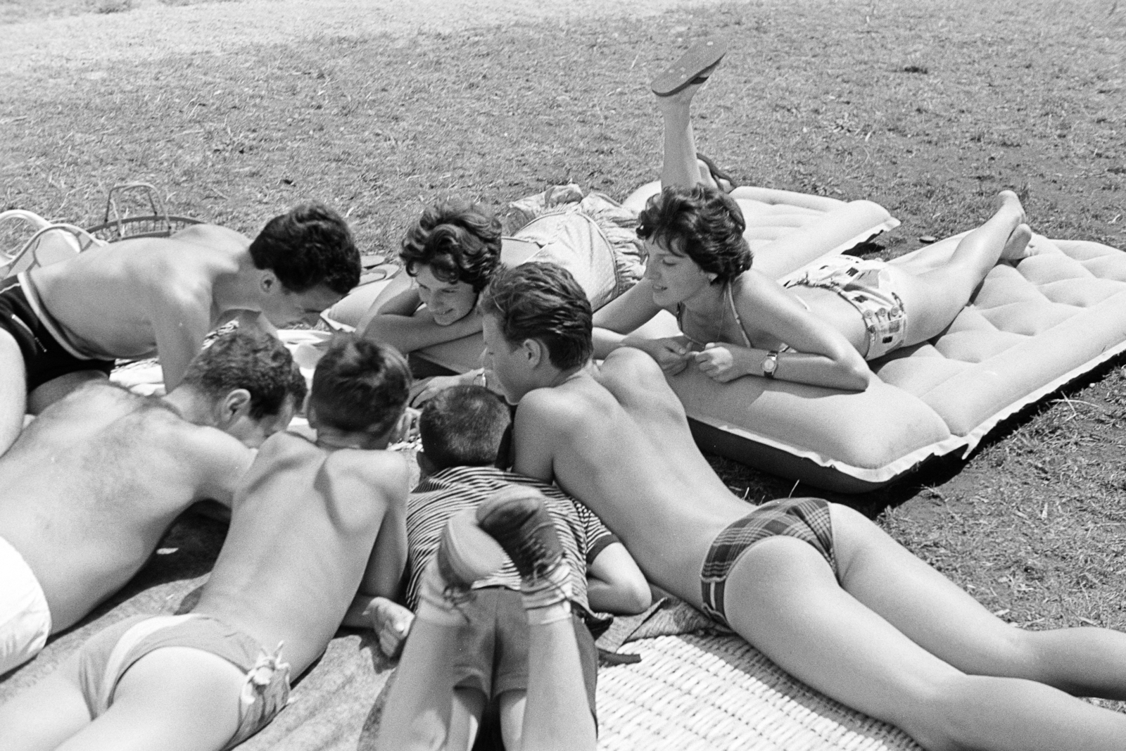 Magyarország, Balatonboglár, Szentmihályi út 15., a felvétel a Fővárosi 1. sz. Építőipari Vállalat Üdülőjében készült., 1960, Artfókusz, Fábián József, hason fekvés, nyaralás, társasjáték, gumimatrac, Fortepan #277922