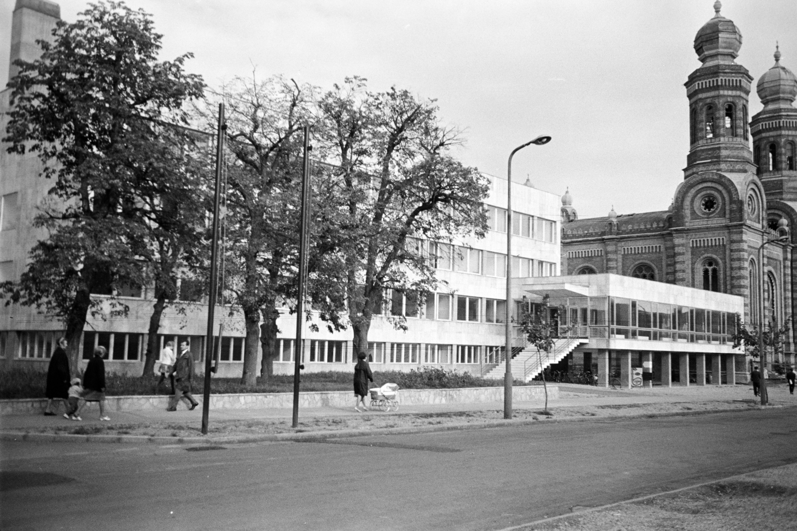 Hungary, Szombathely, Rákóczi Ferenc utca, balra a Szombathelyi Zeneiskola, szemben az átépítés alatt álló zsinagógát / későbbi Bartók-termet összekötő folyosó látható., 1970, Artfókusz, synagogue, Fortepan #277932