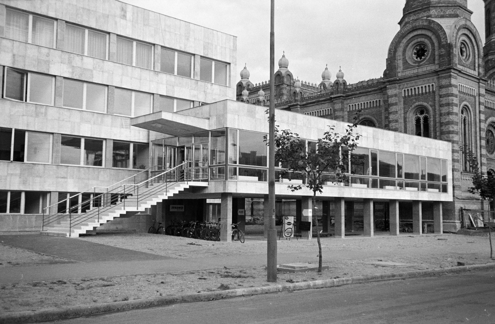 Hungary, Szombathely, Rákóczi Ferenc utca, balra a Szombathelyi Zeneiskola, szemben az átépítés alatt álló zsinagógát / későbbi Bartók-termet összekötő folyosó látható., 1970, Artfókusz, synagogue, music school, Fortepan #277933